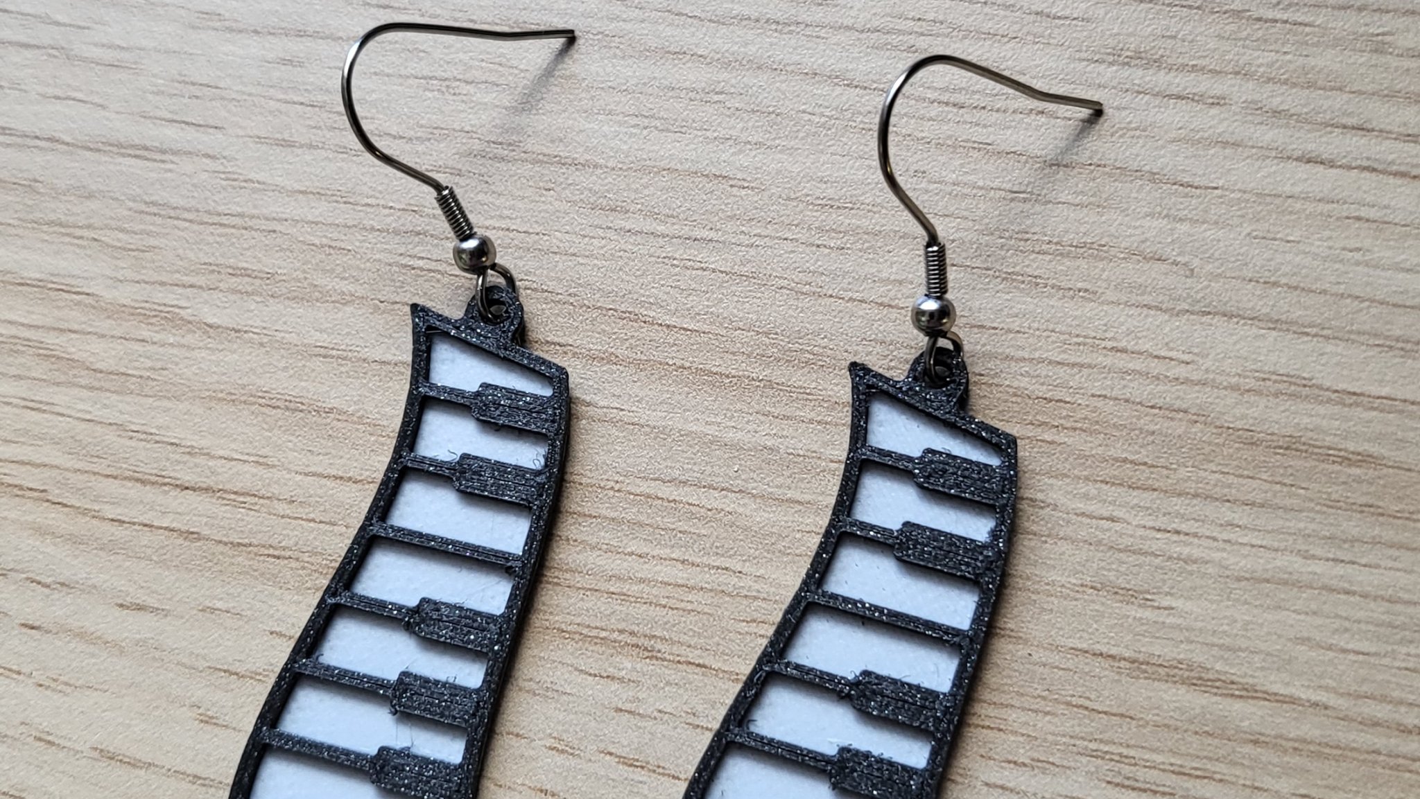 Bông tai hình cây đàn piano đơn giản