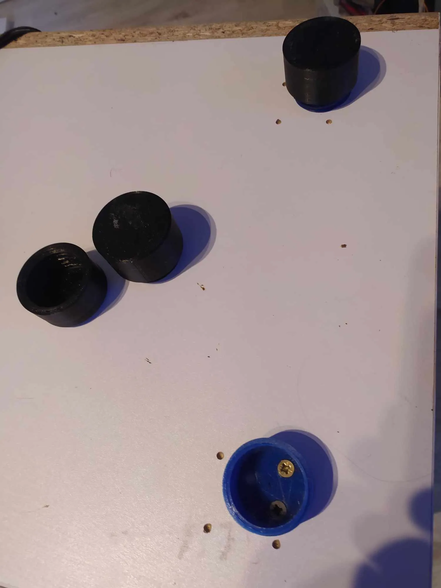 Chân bàn có thể điều chỉnh chiều cao và ốc vít ẩn