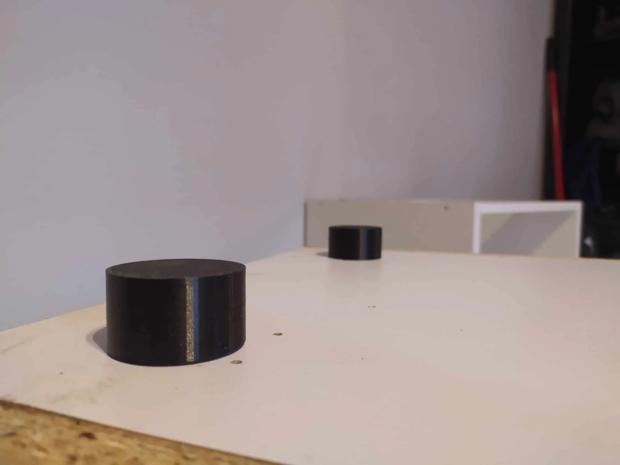 Chân bàn có thể điều chỉnh chiều cao và ốc vít ẩn