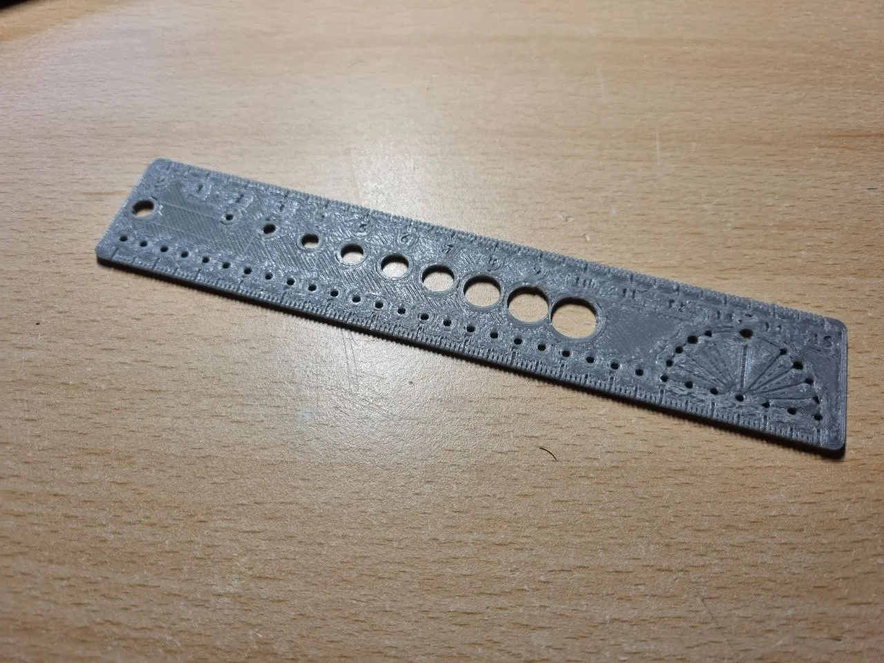 Thước kẻ 15cm với thước đo góc và thước tròn từ 1 đến 1...