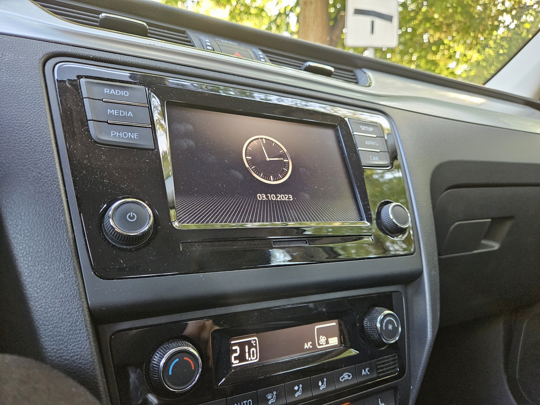 Giá đỡ điện thoại thẻ SD cho Škoda Rapid