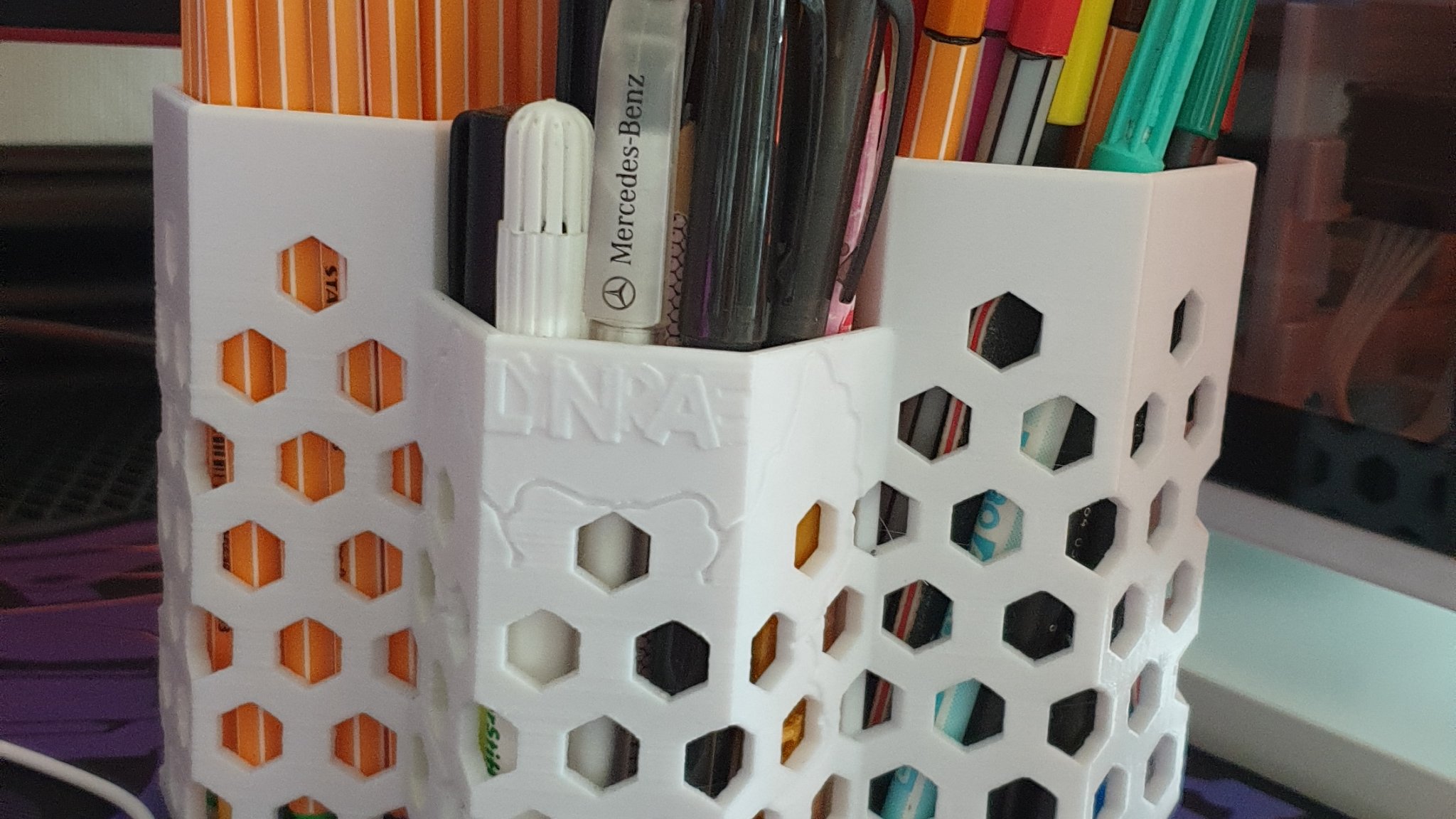 Giá đỡ bút với các ngăn có chiều cao khác nhau cho bút khác nhau