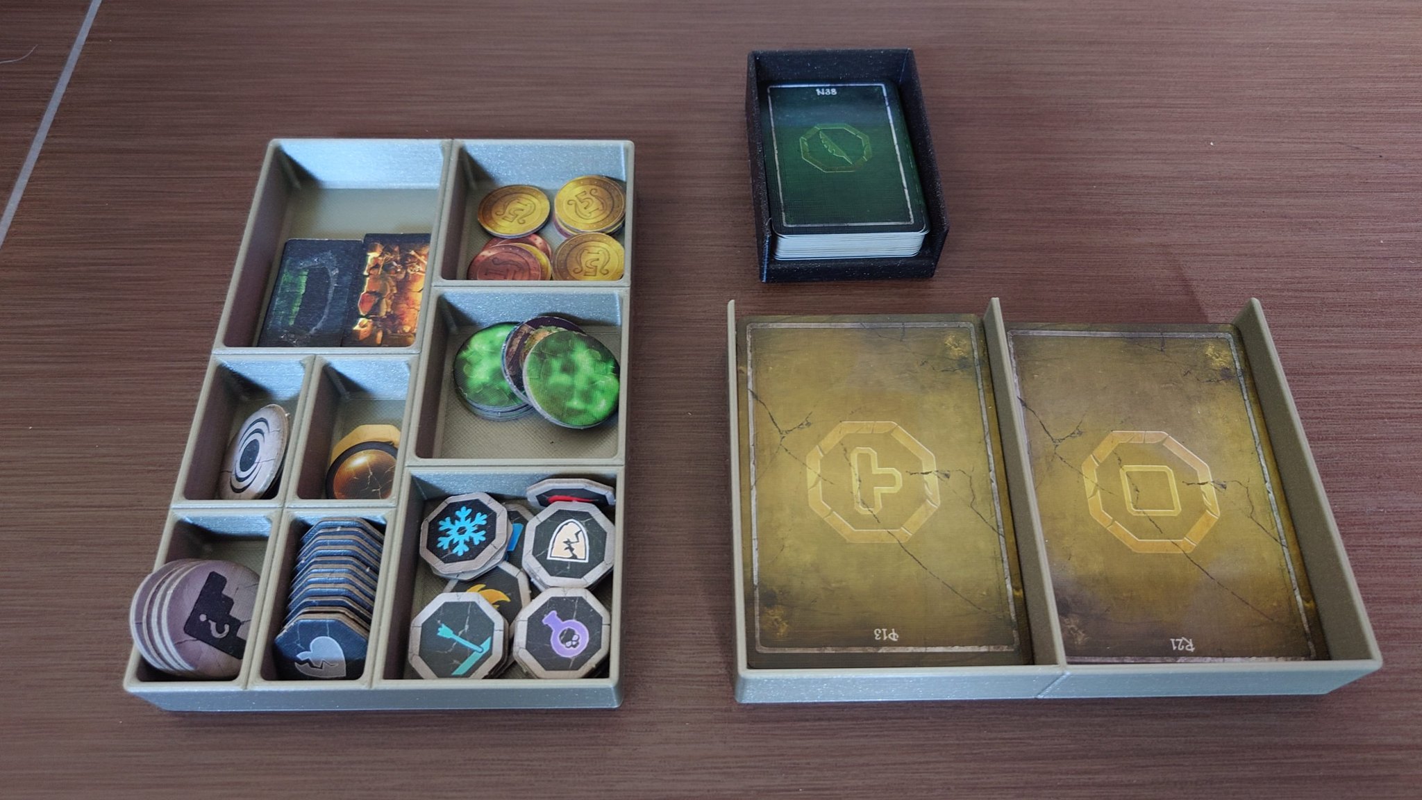 Giá đỡ và tổ chức thẻ chơi cho Bardsung và Resident Evil