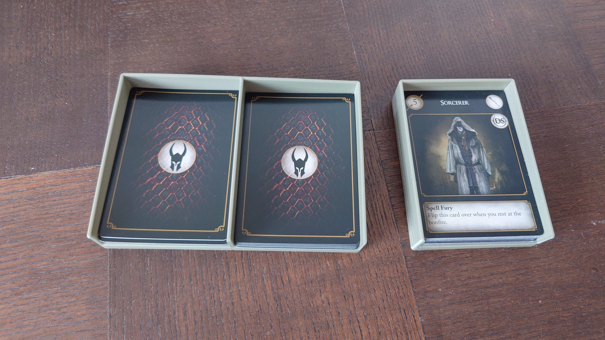 Giá đỡ và tổ chức thẻ chơi cho Bardsung và Resident Evil