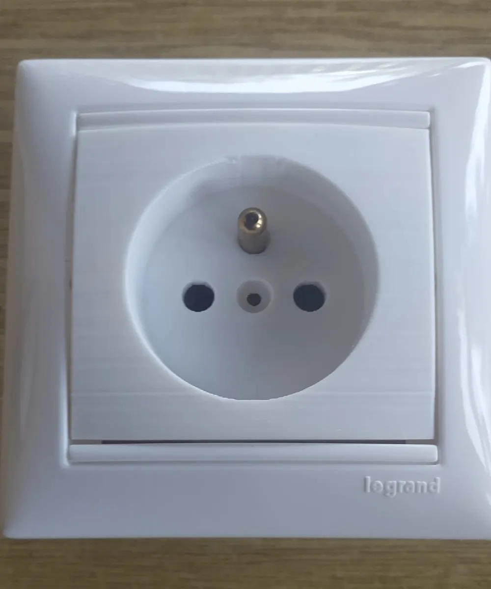 Thay thế chấu ổ cắm bị hỏng cho dòng Legrand Valena