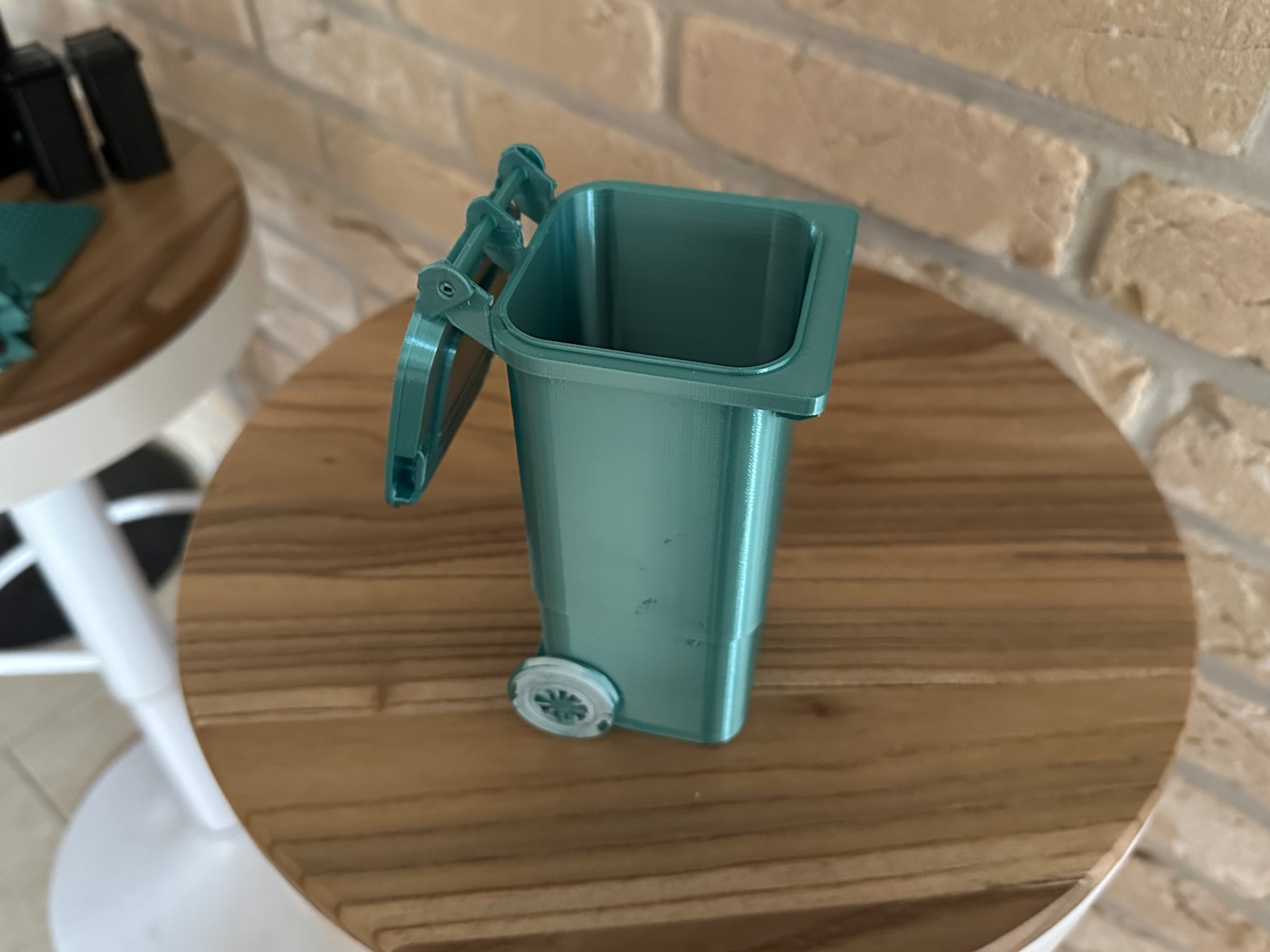 Thùng rác mini 80l 3D cho nhà búp bê với bánh xe xoay