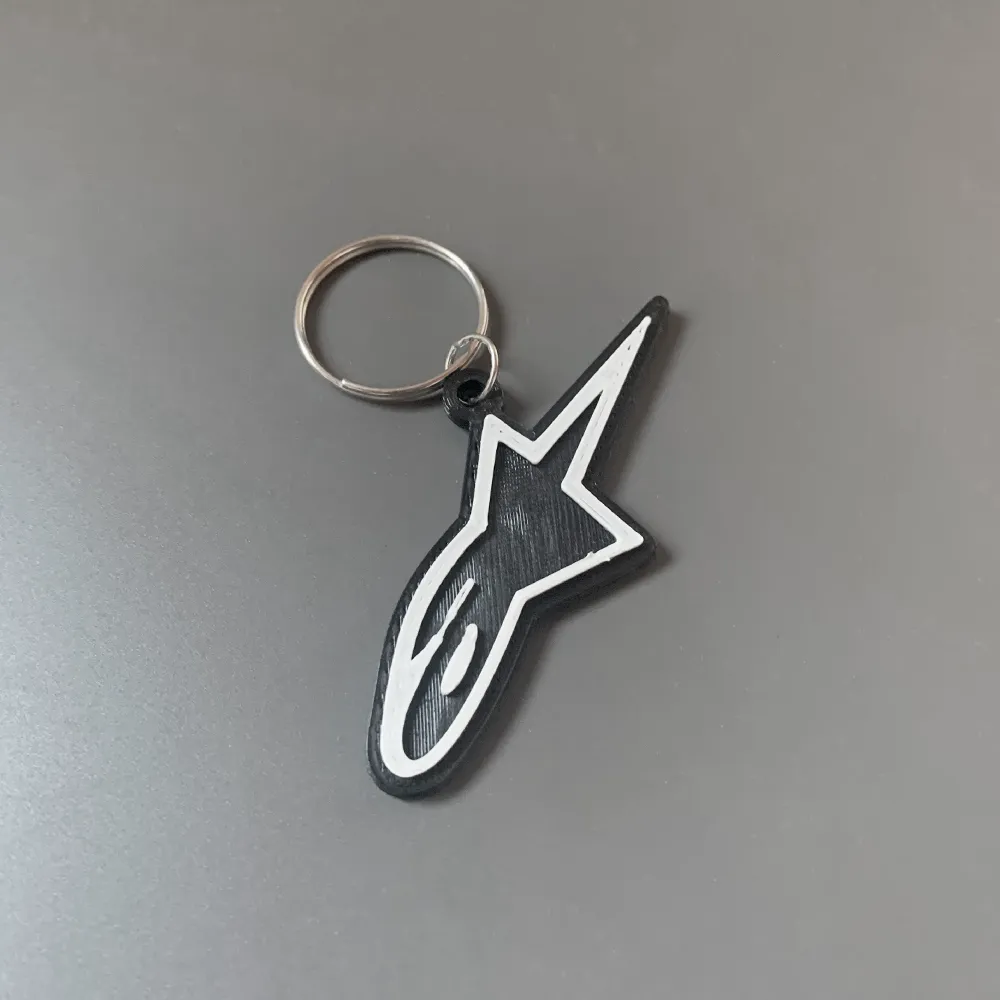 Móc chìa khóa thương hiệu Alpinestars in 3D với thiết kế đơn g...