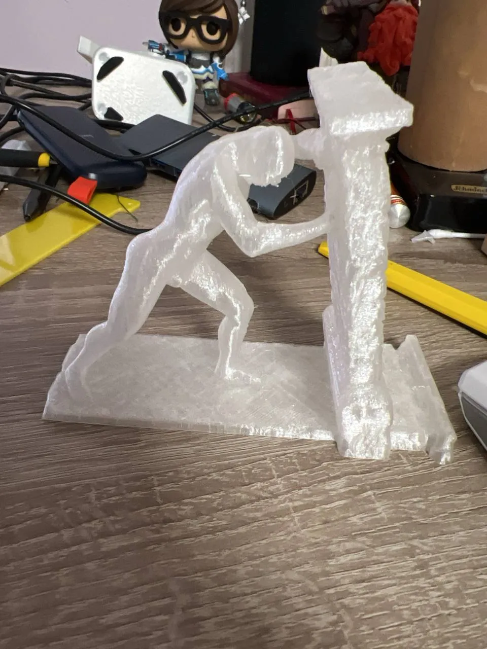 Giá đỡ điện thoại Titan hình nhân vật thần thoại