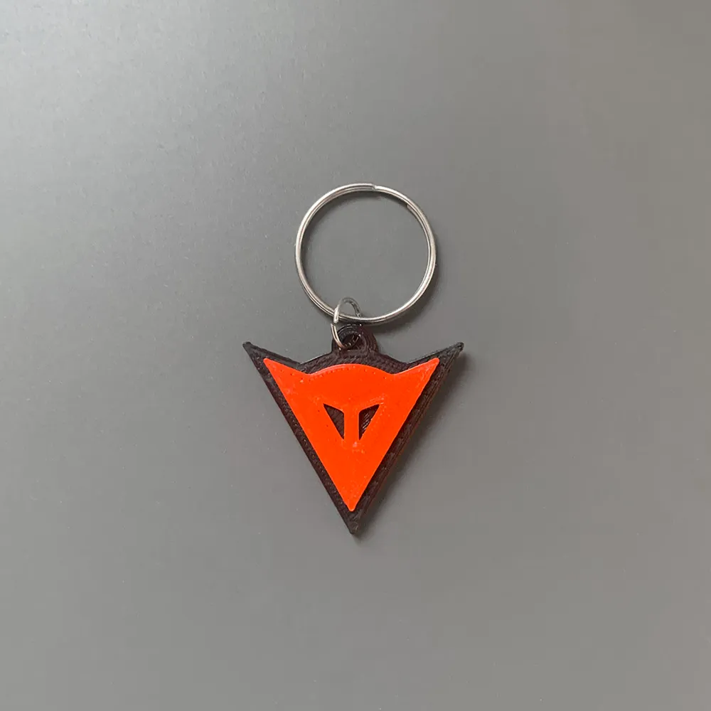 Móc khóa thương hiệu Dainese với thiết kế đơn giản