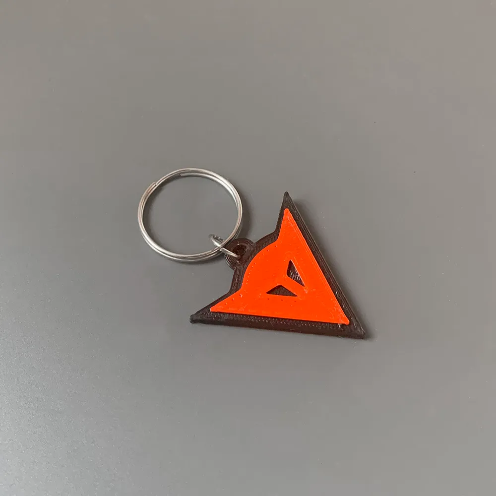 Móc khóa thương hiệu Dainese với thiết kế đơn giản