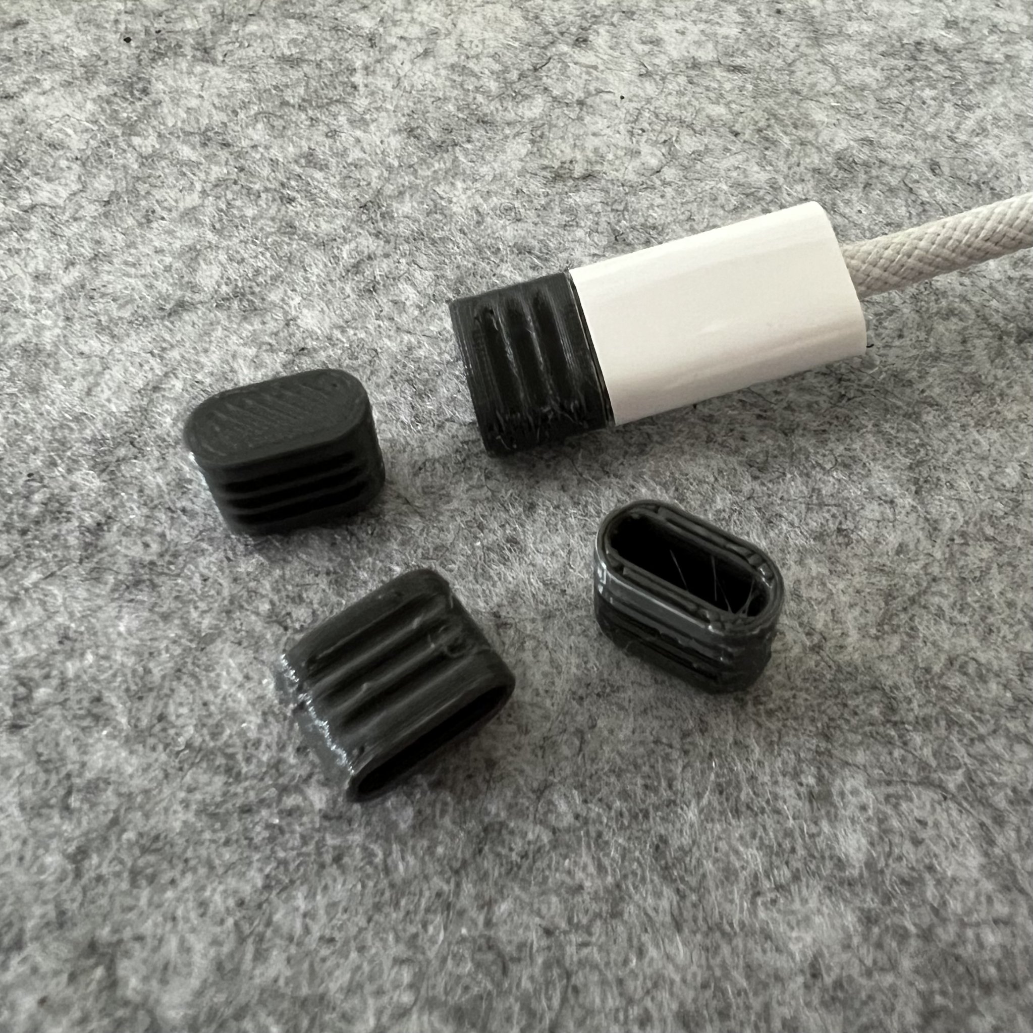 Nắp bảo vệ cho đầu nối USB và Lightning