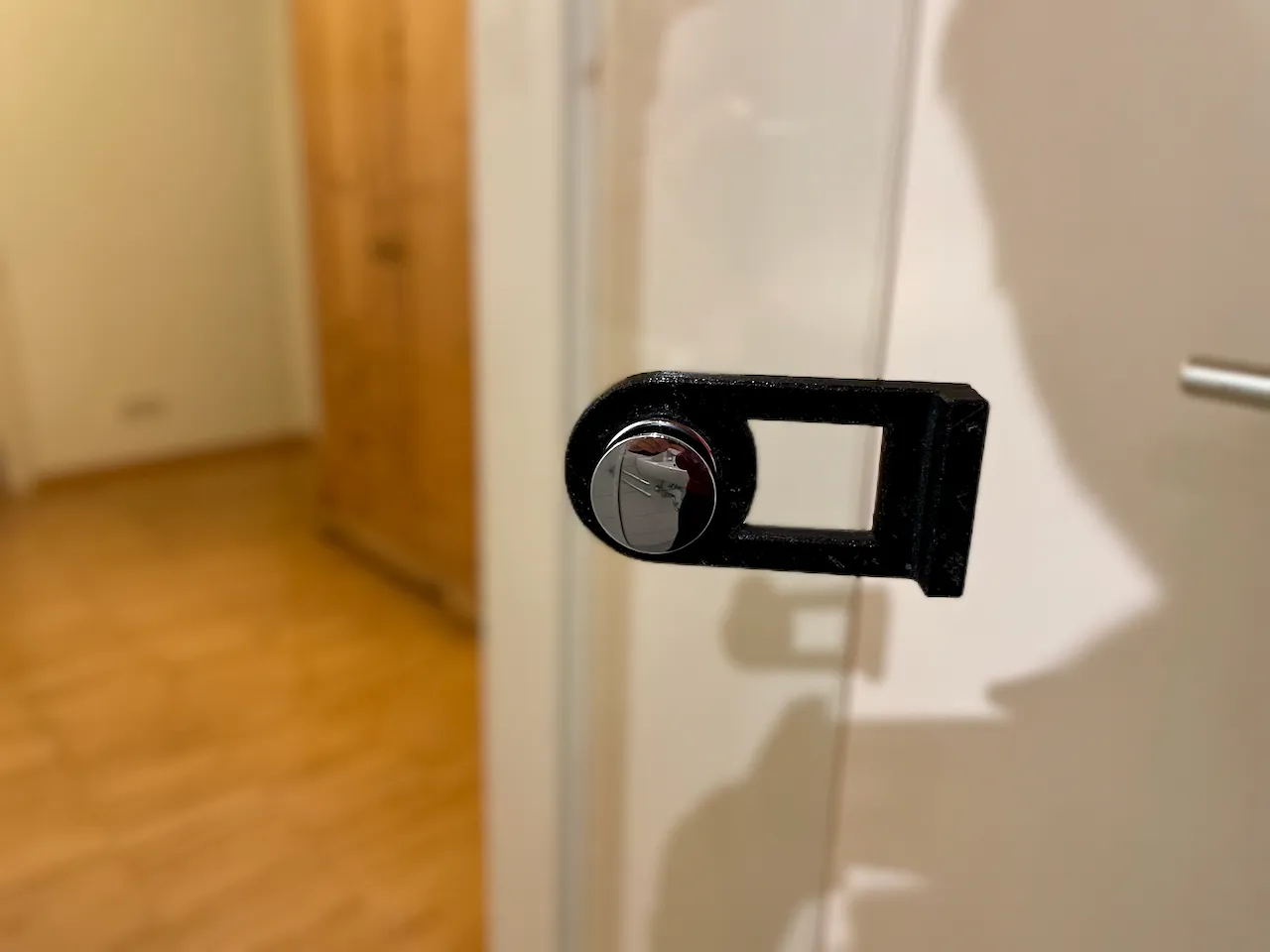 Giá đỡ cửa kính phòng tắm cho lưu thông không khí tốt hơn