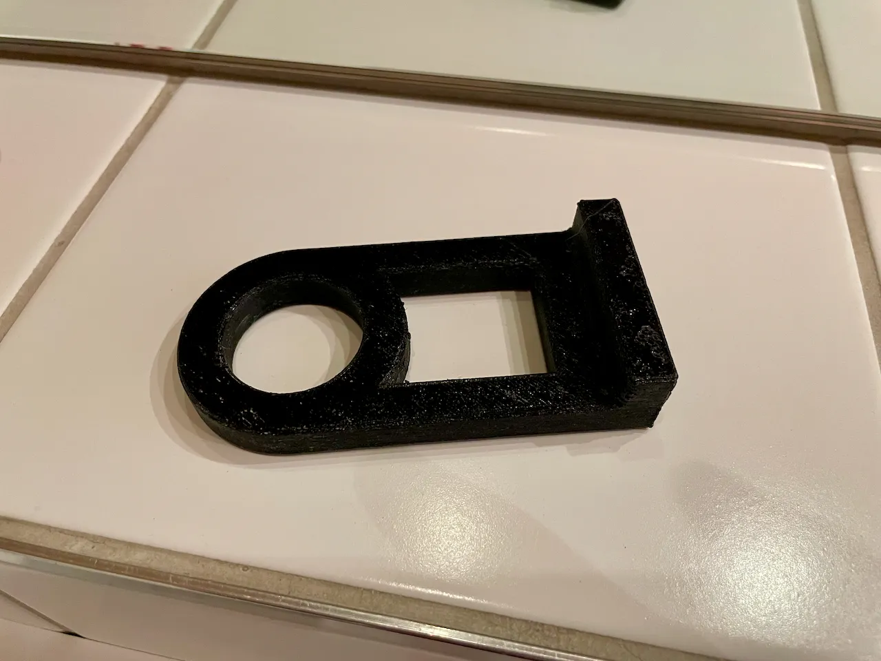 Giá đỡ cửa kính phòng tắm cho lưu thông không khí tốt hơn