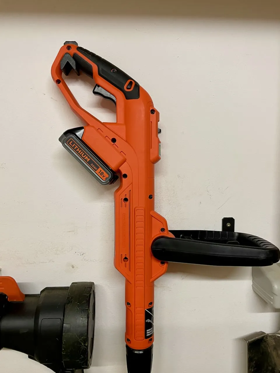 Móc treo tường cho máy cắt cỏ Black + Decker