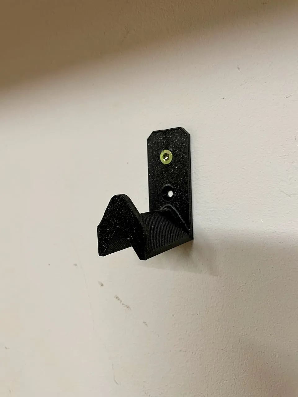 Móc treo tường cho máy cắt cỏ Black + Decker