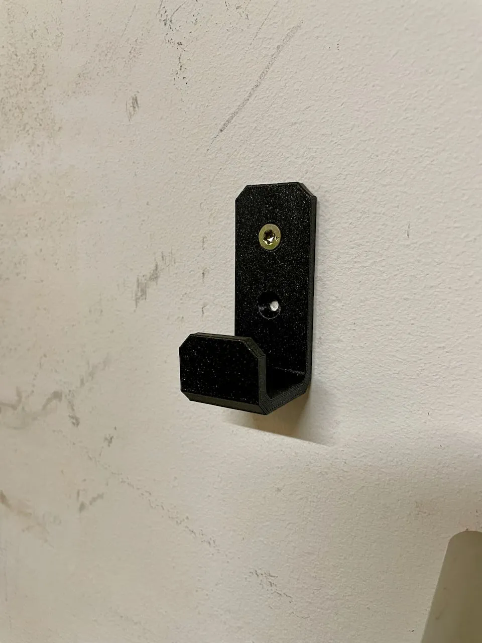 Móc treo tường cho máy cắt cỏ Black + Decker