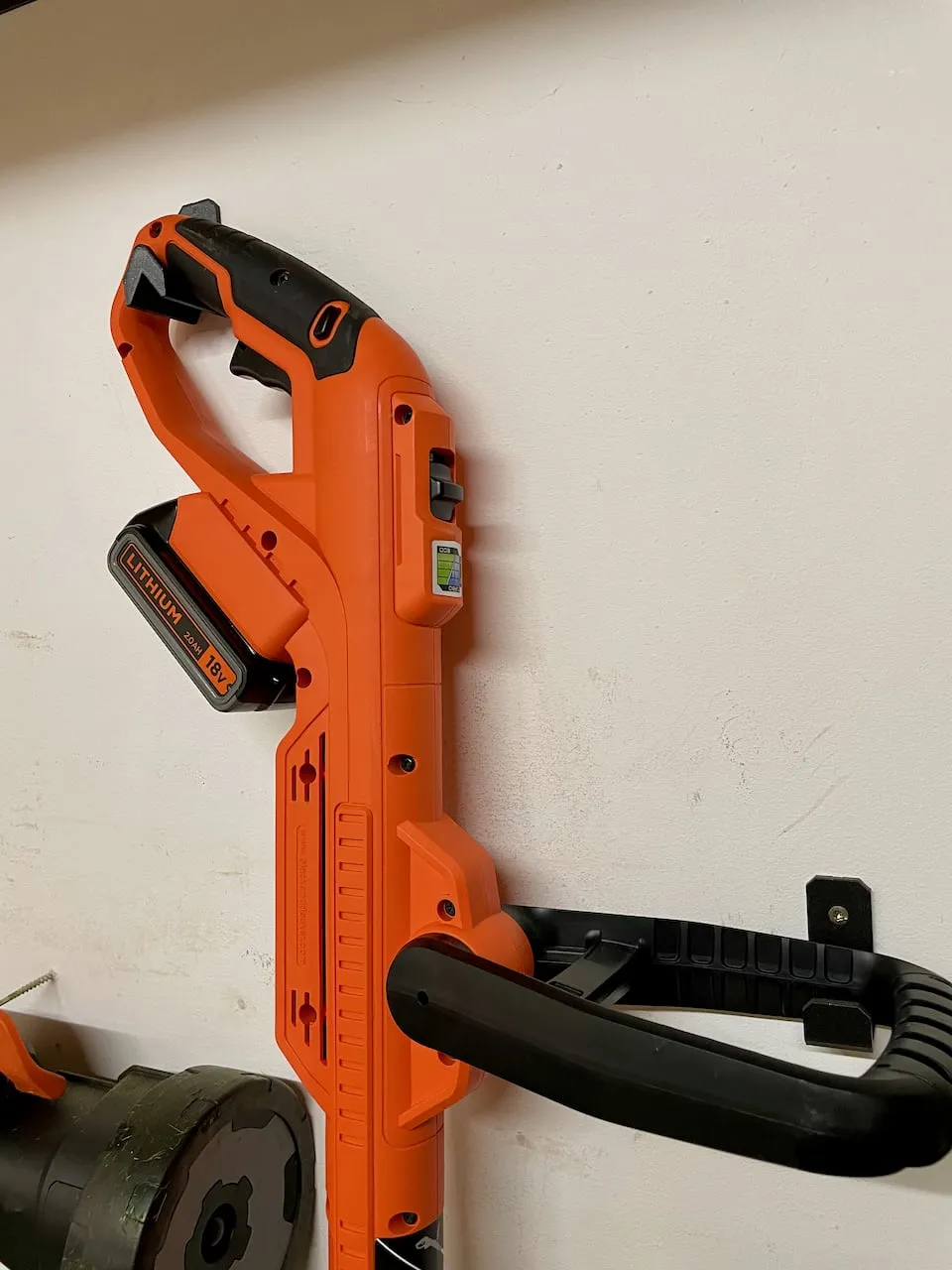 Móc treo tường cho máy cắt cỏ Black + Decker