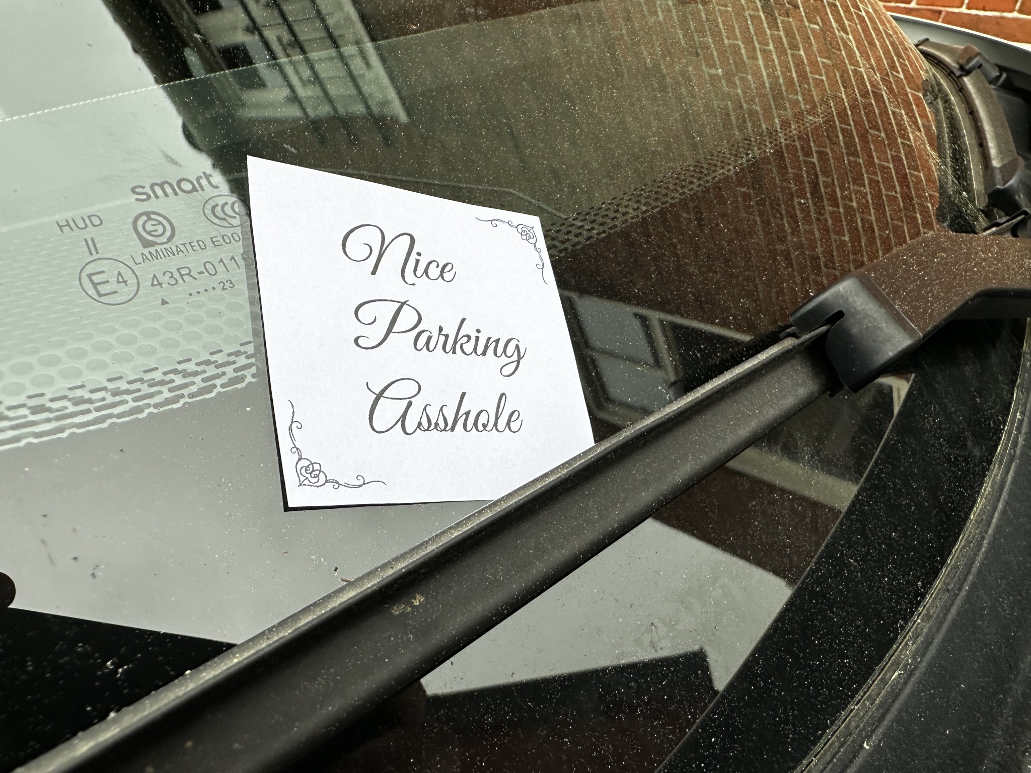 Giá đỡ thẻ nhắc nhở đỗ xe không đúng cách