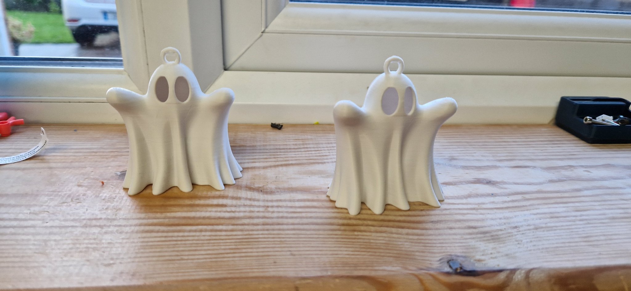 Ma quái rỗng treo với vòng dây trang trí Halloween