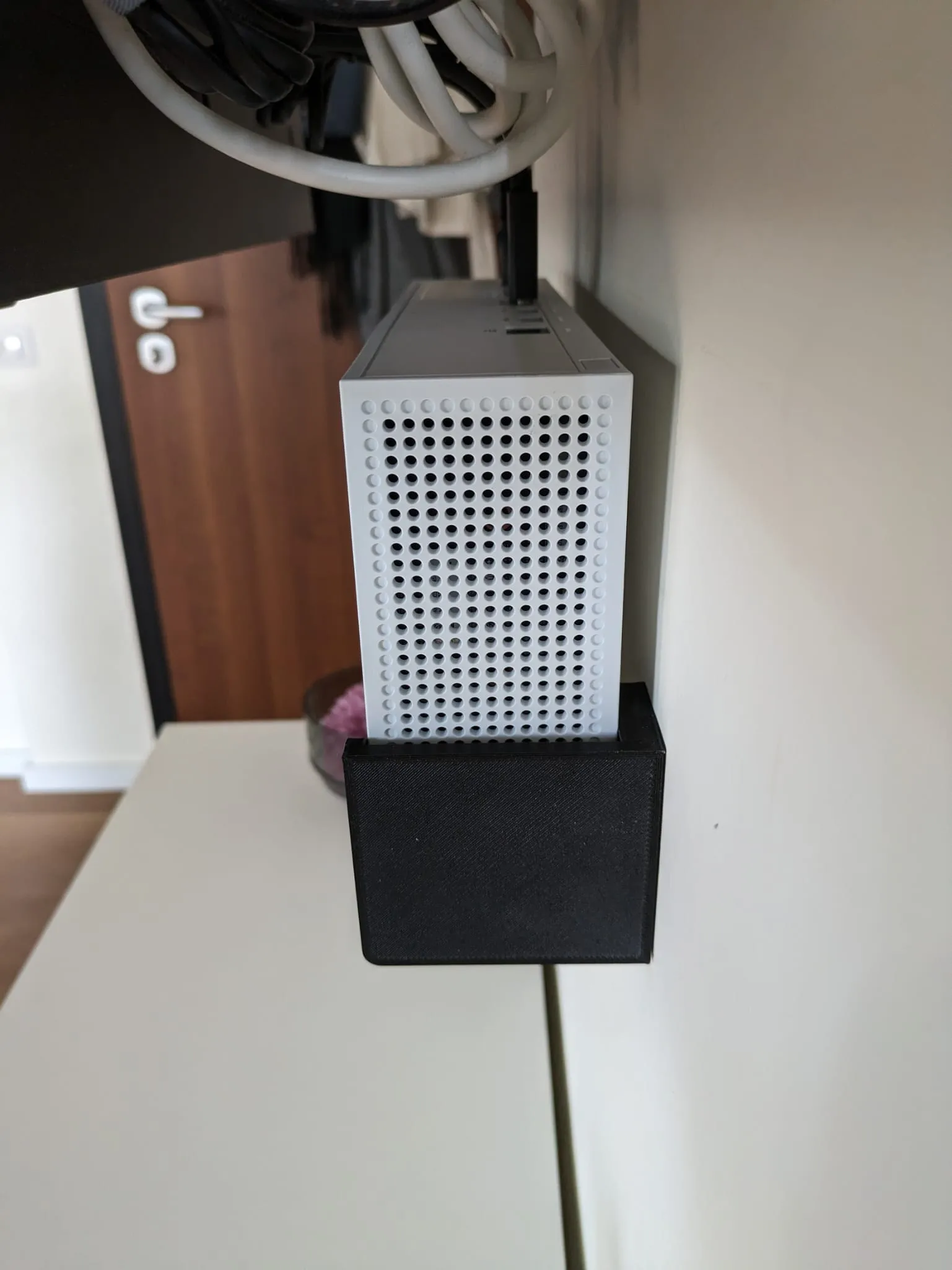 Giá đỡ tường cho Xbox Series và tay cầm điều khiển