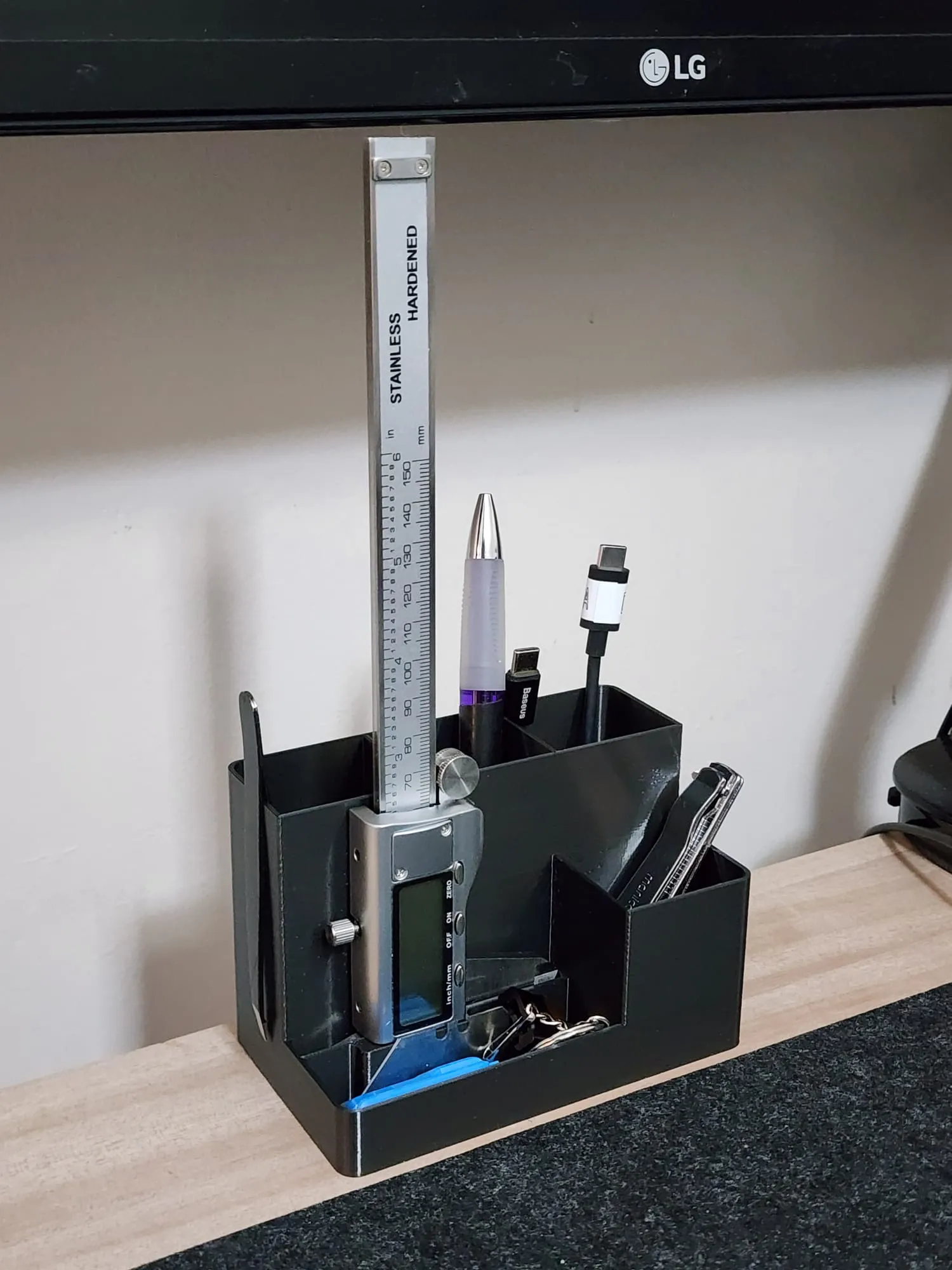 Giá đỡ bút và thước kẹp cho bàn làm việc