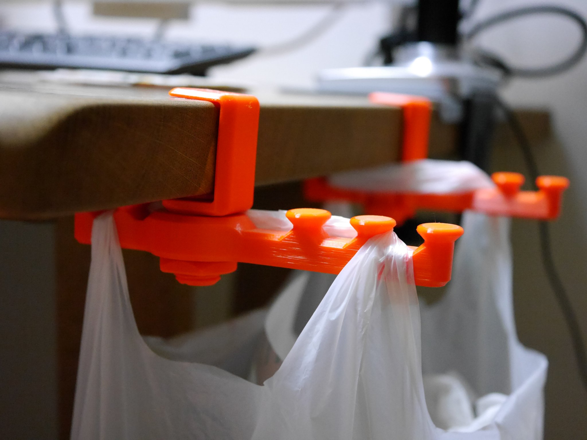 Giá đỡ túi rác thân thiện với môi trường cho bàn làm việc