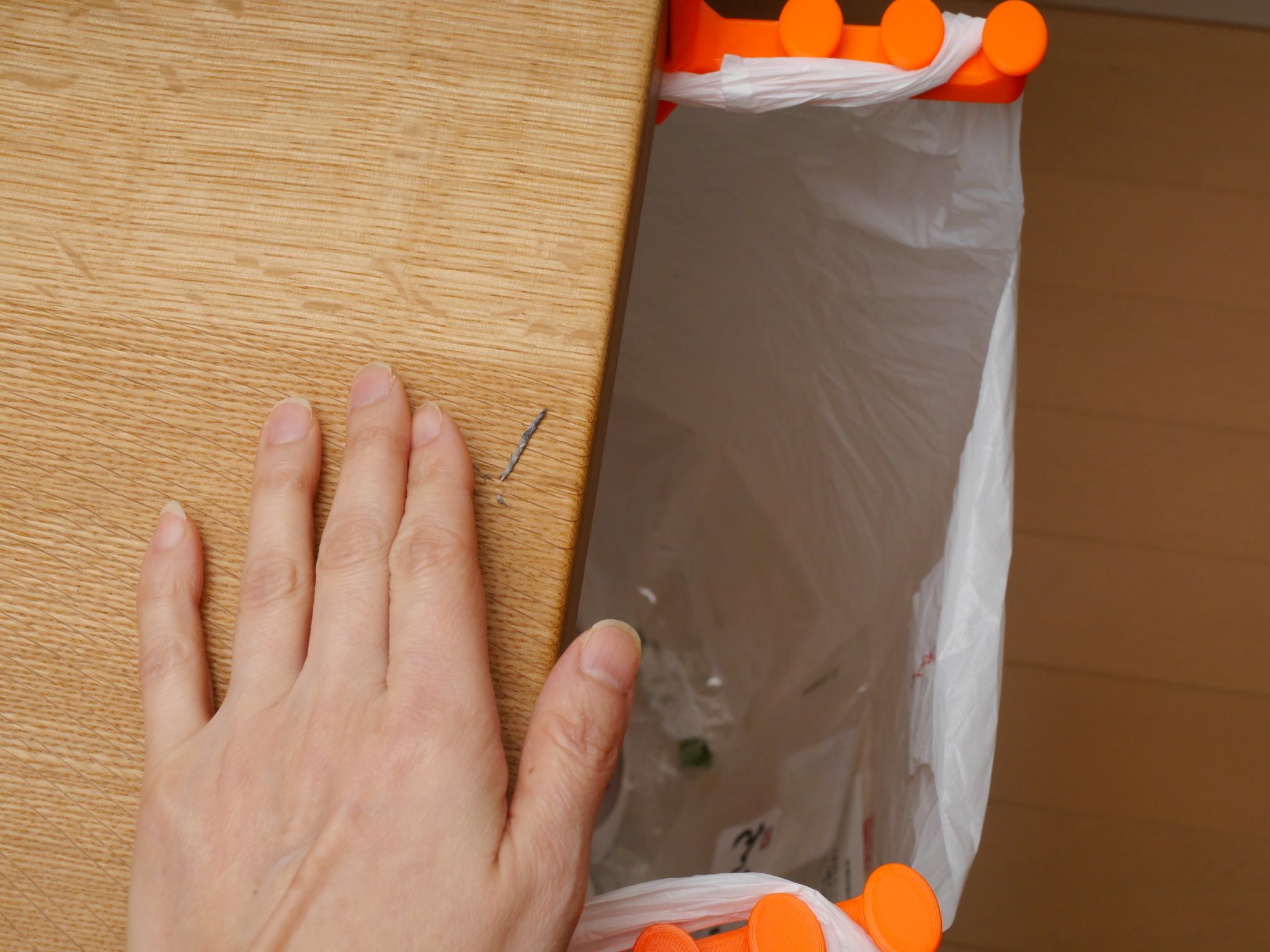 Giá đỡ túi rác thân thiện với môi trường cho bàn làm việc