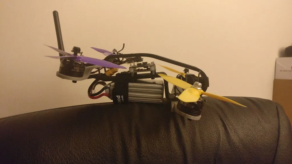 Khung quadcopter Hornet2B cảm hứng từ PT