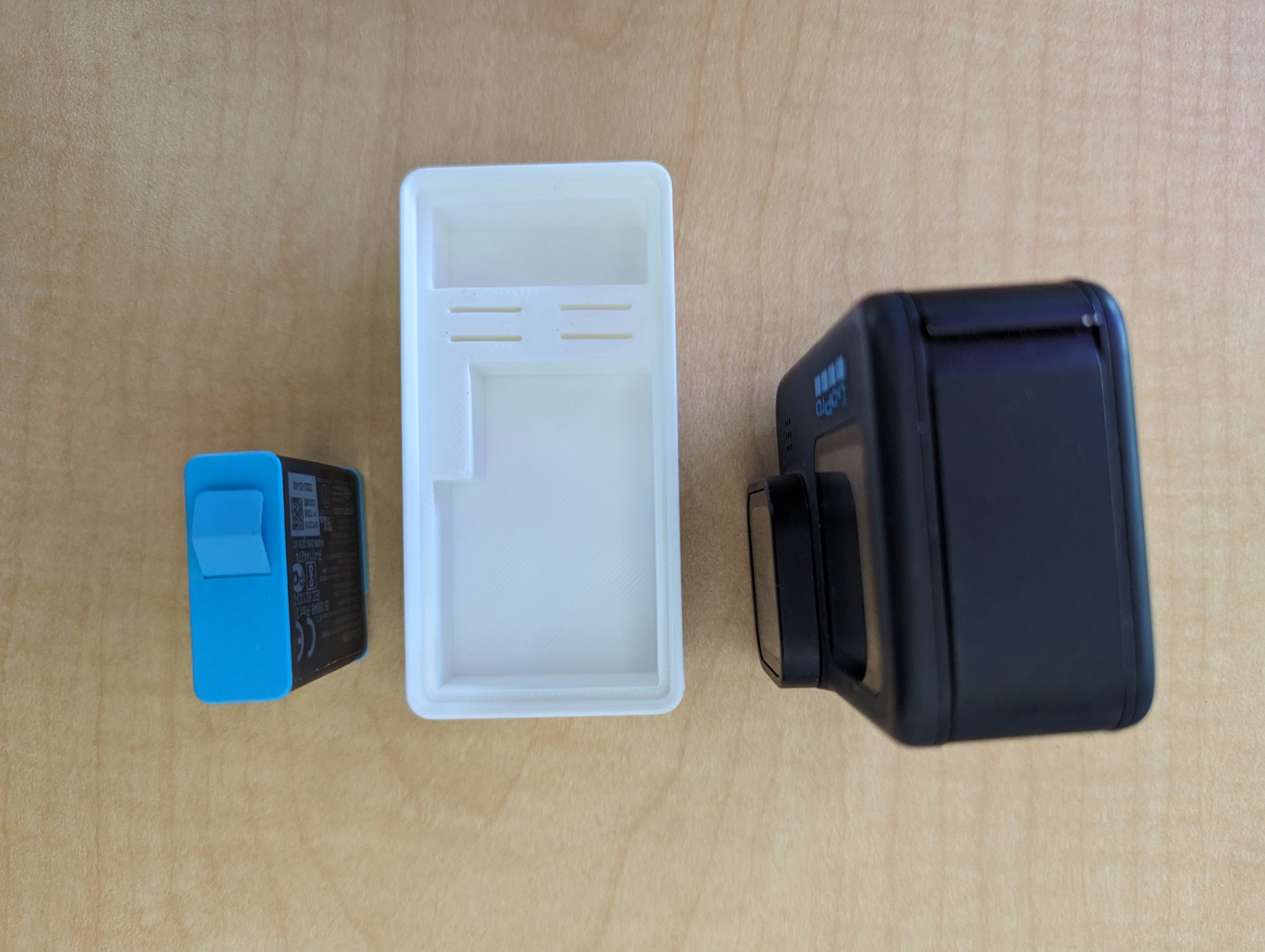 Giá đỡ camera GoPro Hero 10, pin và thẻ MicroSD 2x1