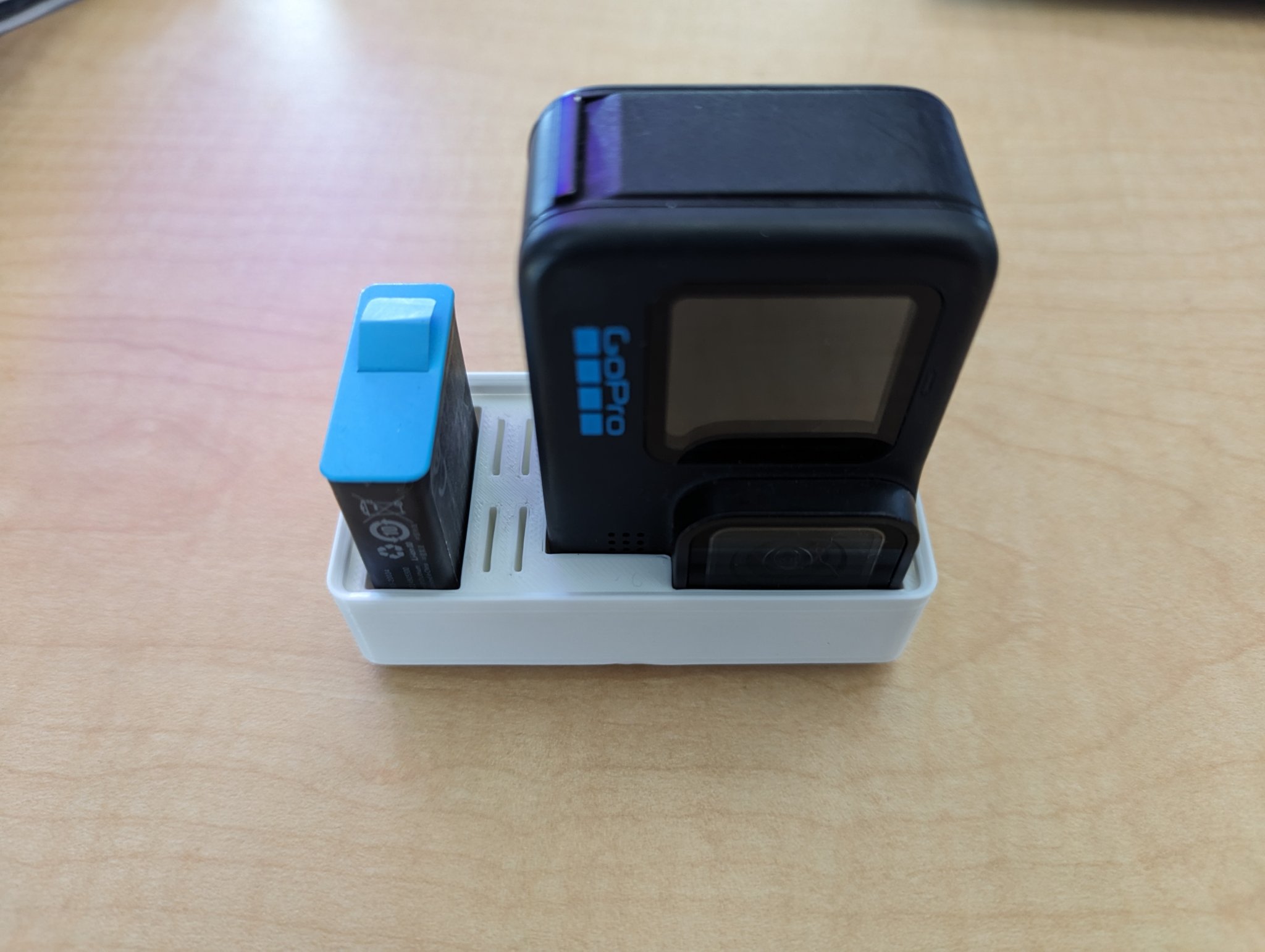 Giá đỡ camera GoPro Hero 10, pin và thẻ MicroSD 2x1