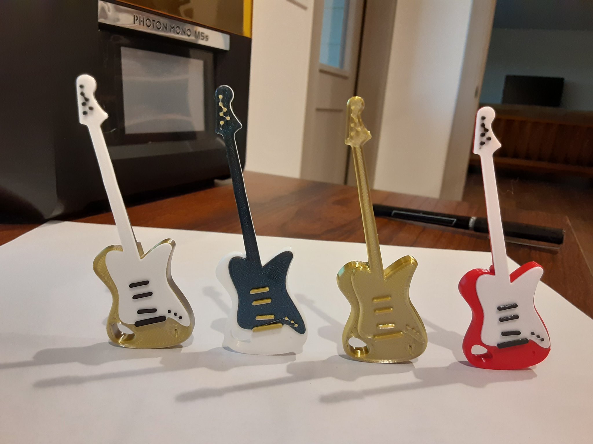 Guitar điện mini dạng móc khóa đa sắc màu