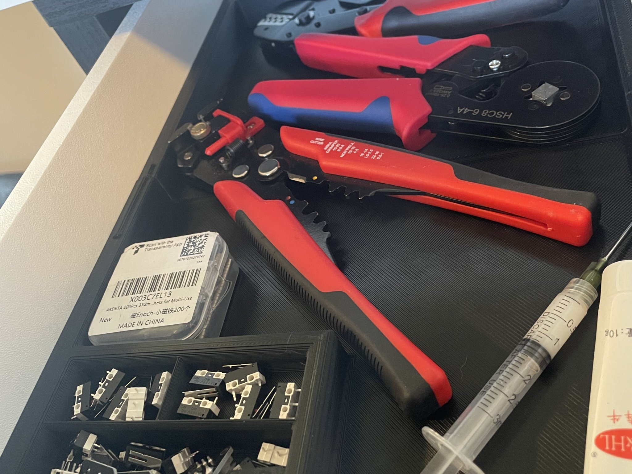 Khay đựng dụng cụ và kết nối cho bàn làm việc