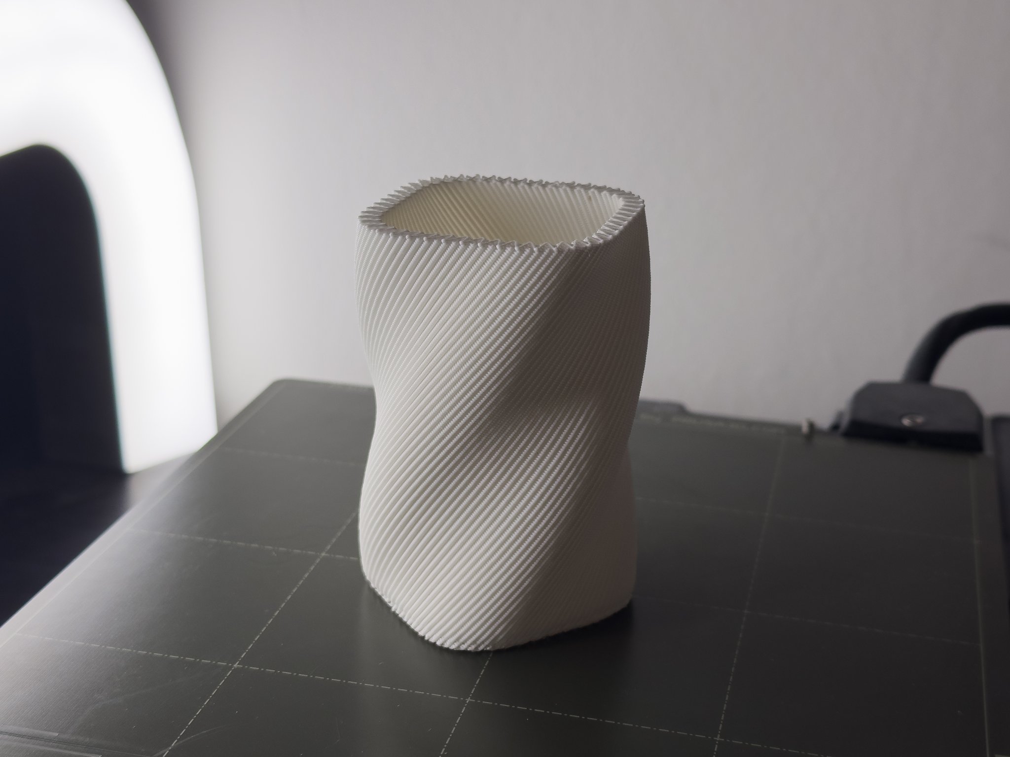 Bình hoa lưới với cấu trúc tường viền độc đáo