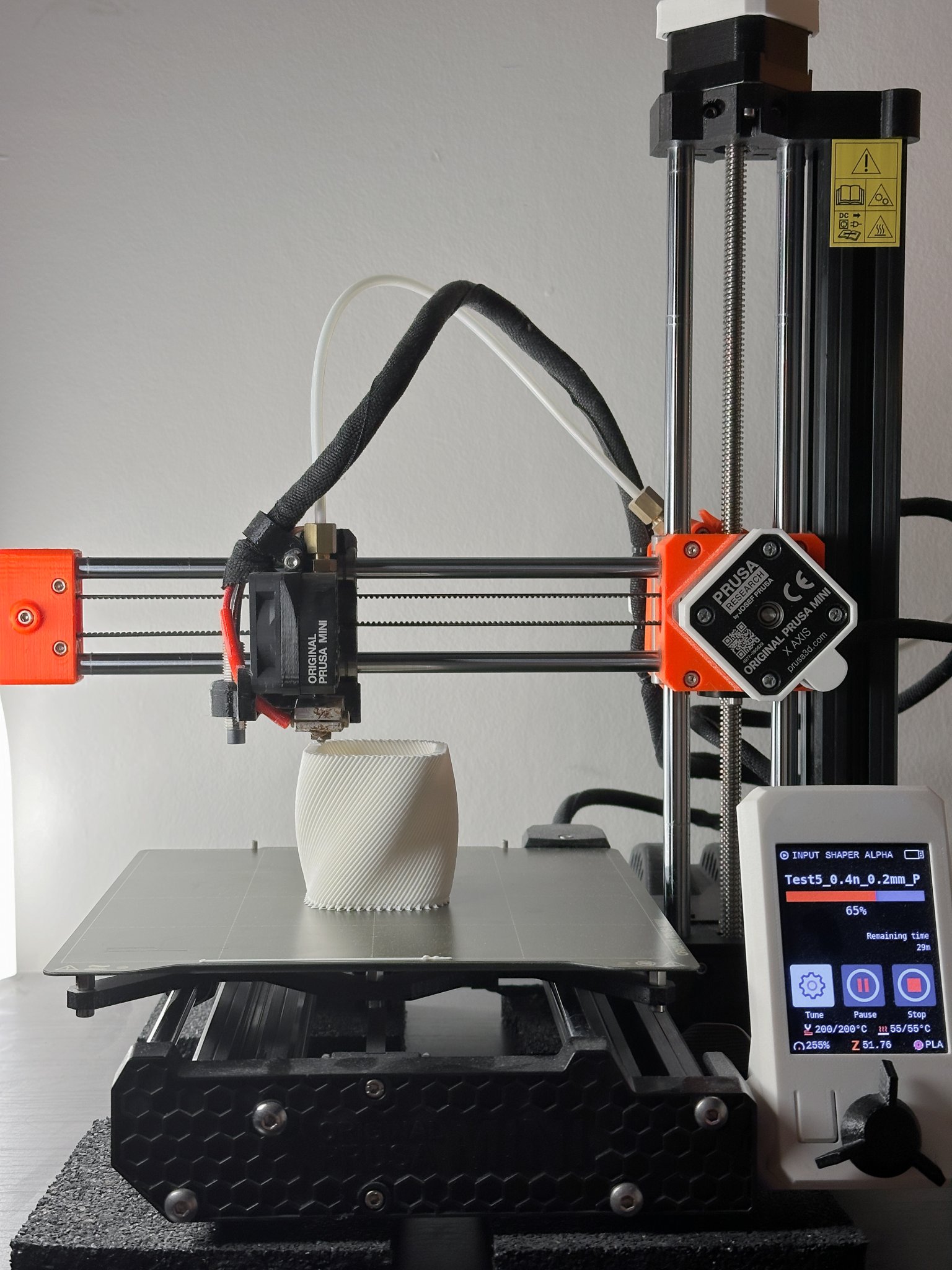 Bình hoa lưới với cấu trúc tường viền độc đáo