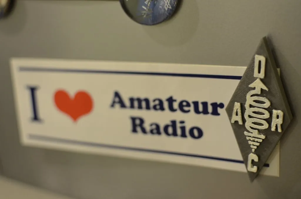 Nam châm DARC e.V. với logo của CLB Radio nghiệp dư Đức