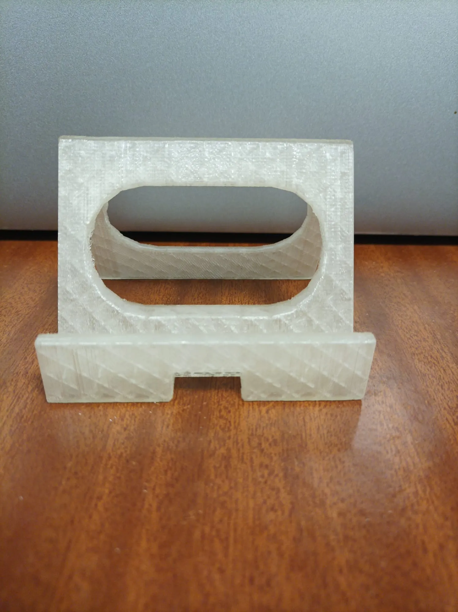 Giá đỡ điện thoại tích hợp cổng sạc trong OpenSCAD