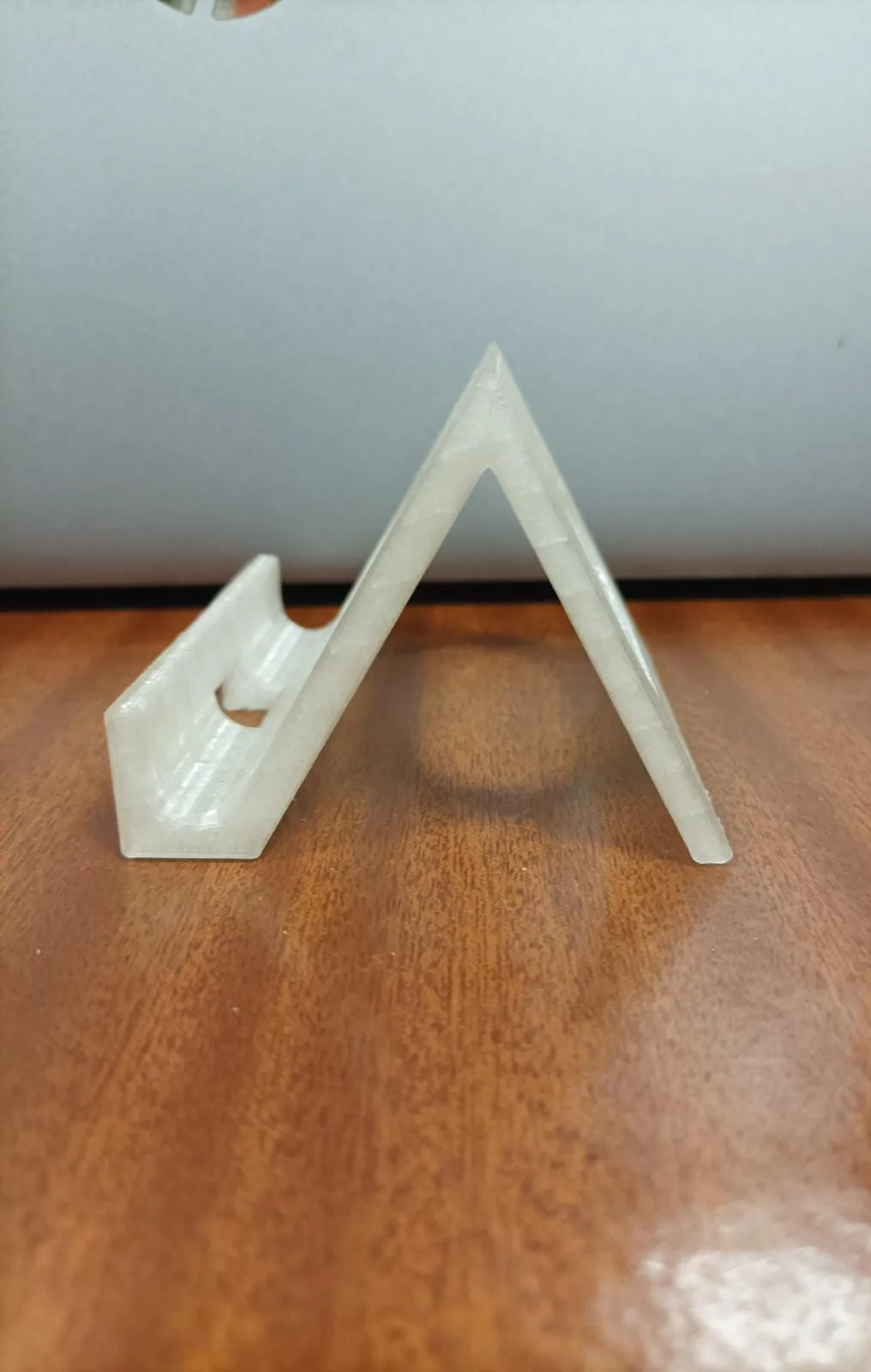 Giá đỡ điện thoại tích hợp cổng sạc trong OpenSCAD