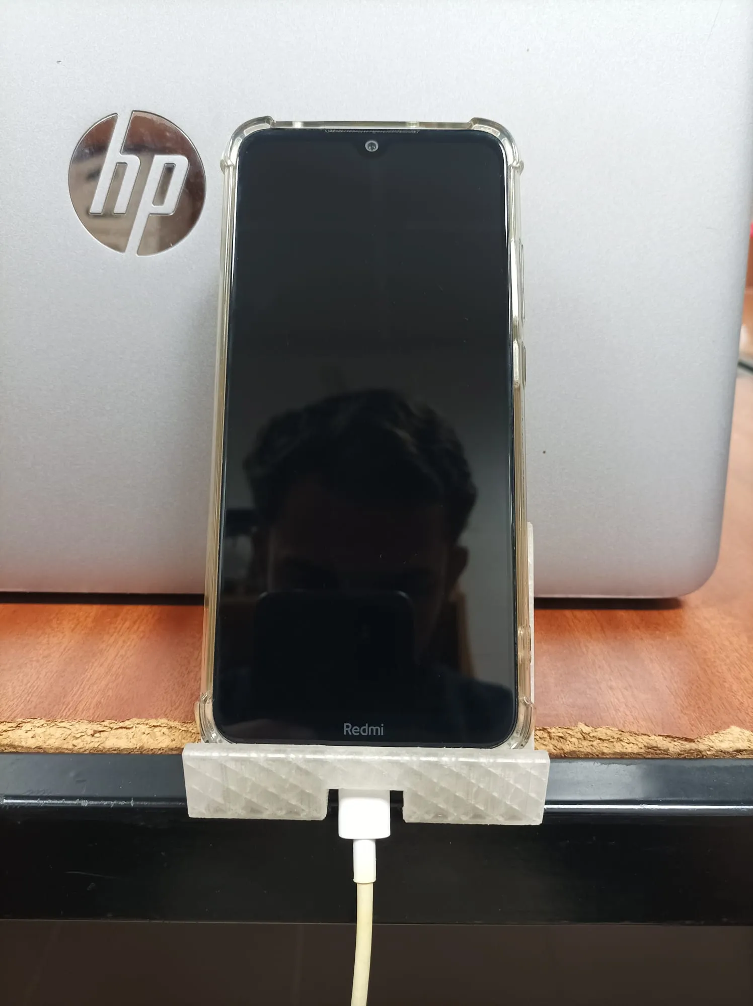 Giá đỡ điện thoại tích hợp cổng sạc trong OpenSCAD