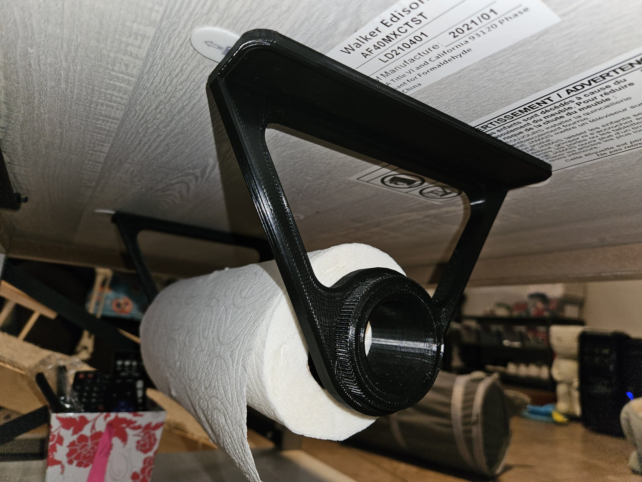 Giá đỡ giấy ăn sử dụng băng dính Command không cần vít