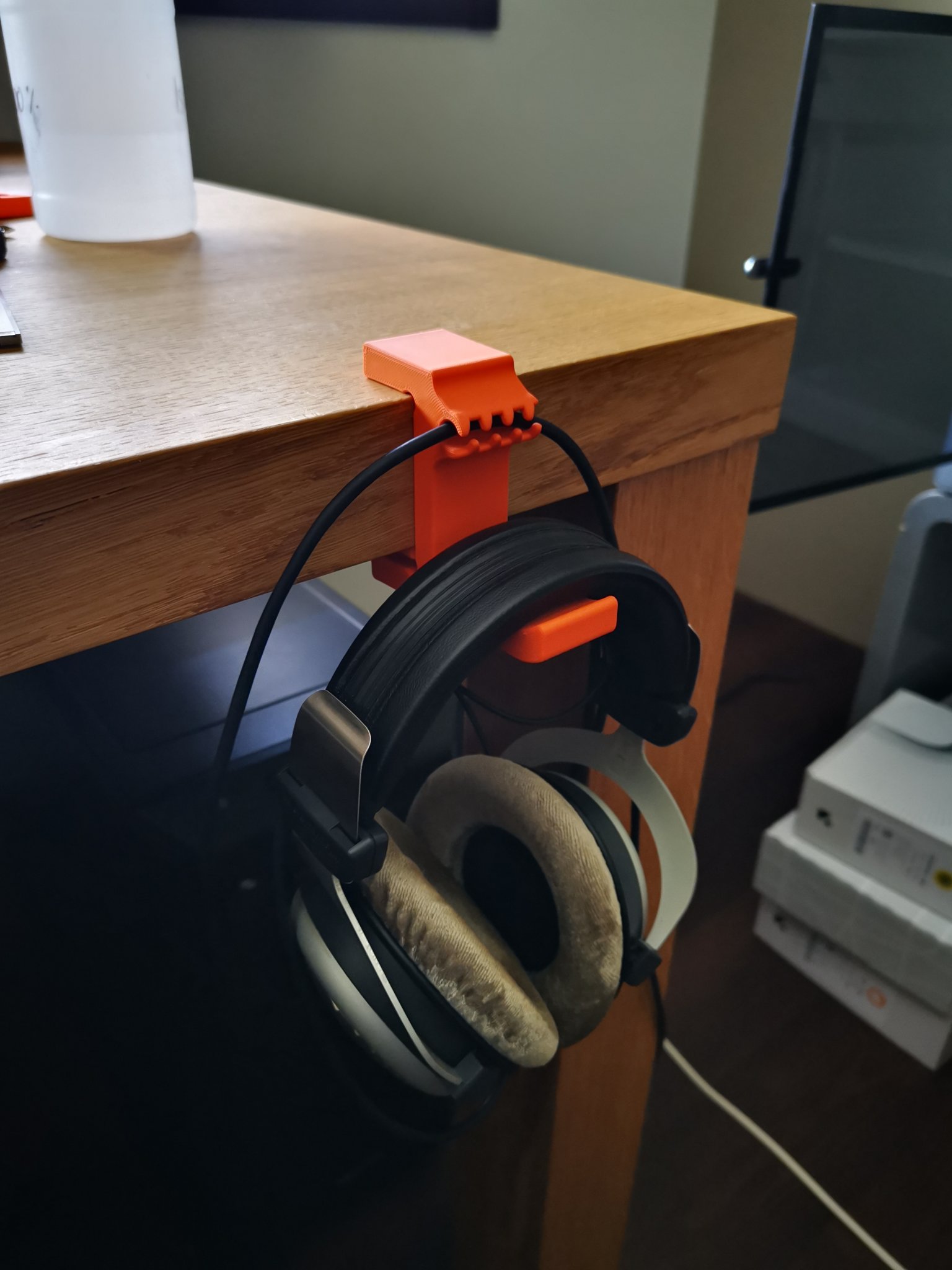 Giá đỡ tai nghe V2 với hướng dẫn dây cáp