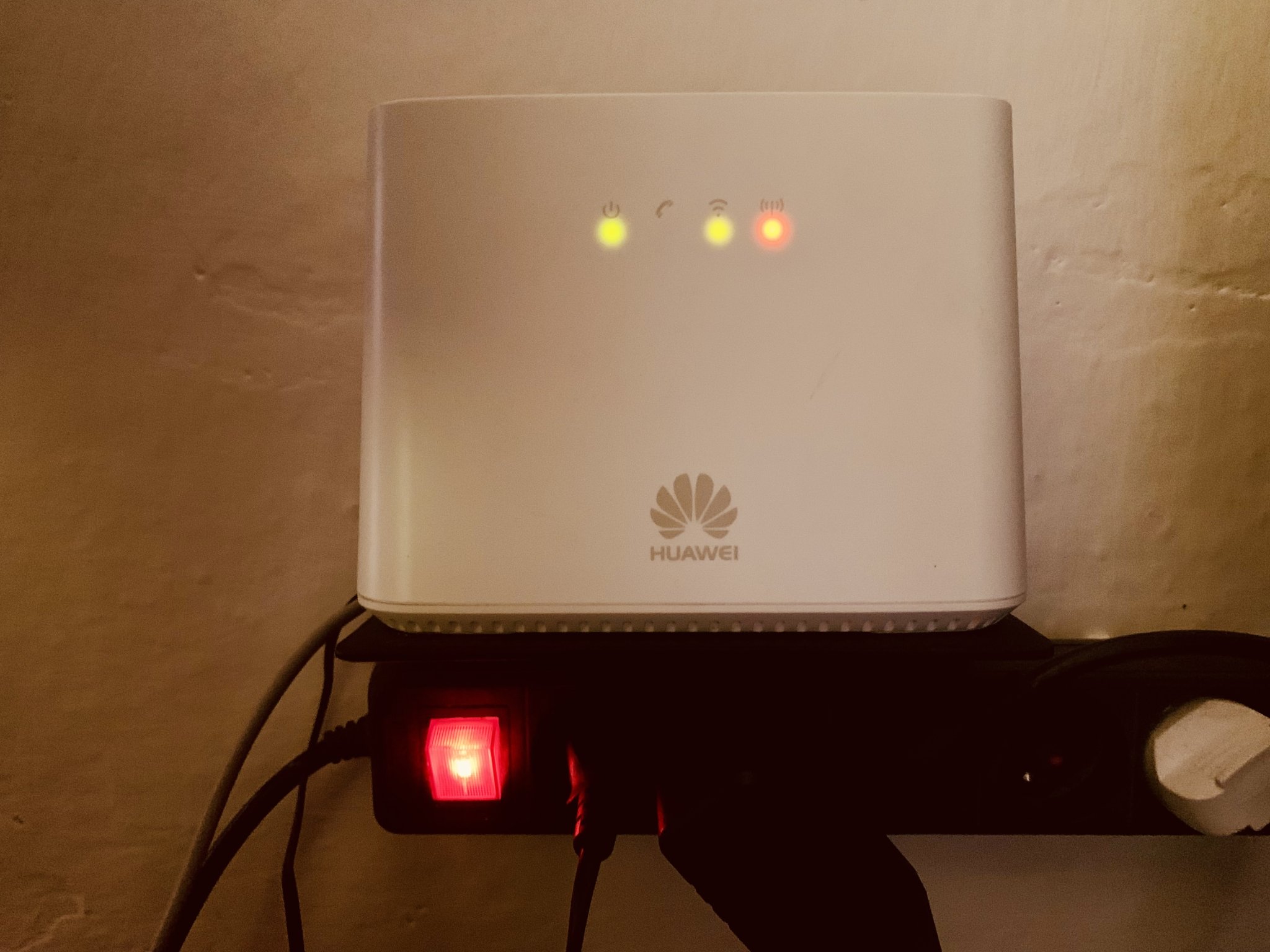 Giá đỡ modem/router gắn tường đơn giản