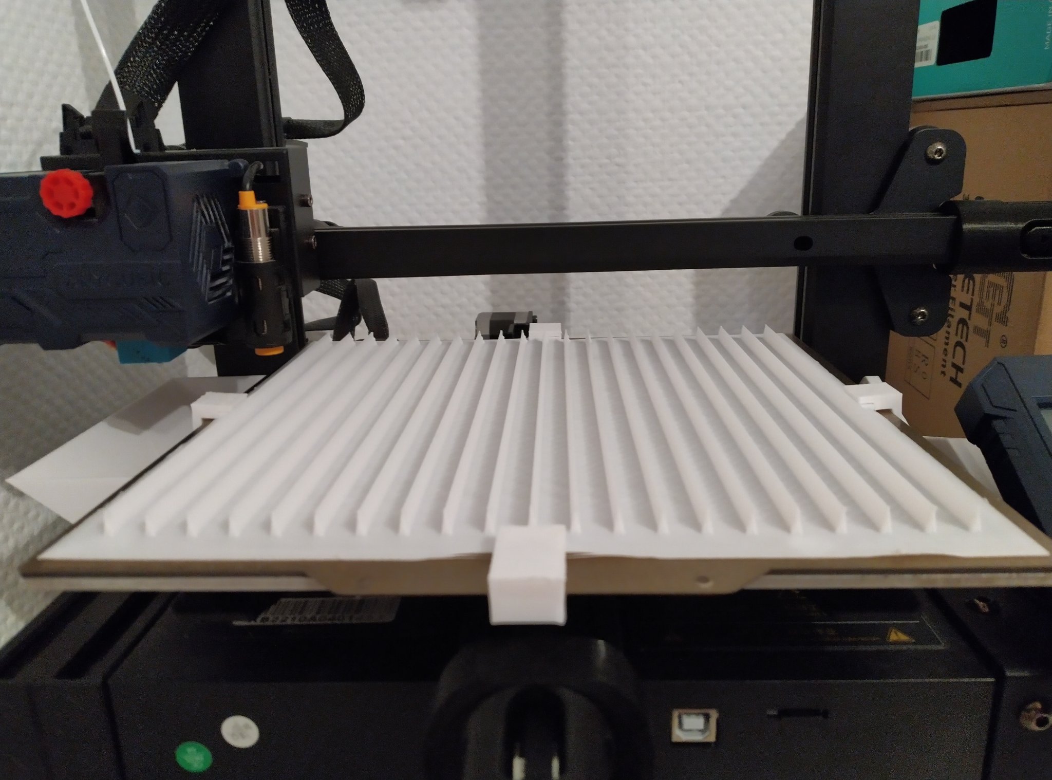 Bảo vệ bề mặt máy in 3D khỏi mèo ngồi lên