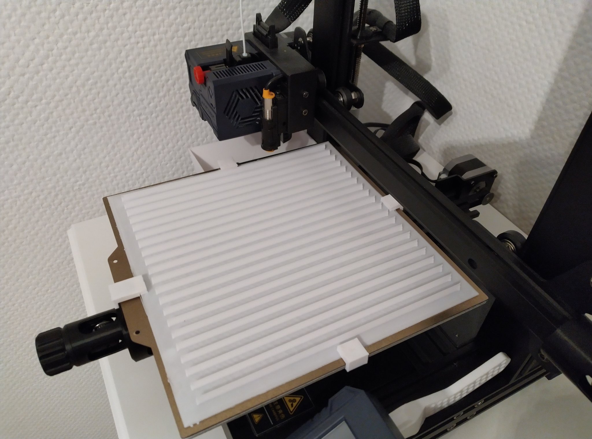 Bảo vệ bề mặt máy in 3D khỏi mèo ngồi lên