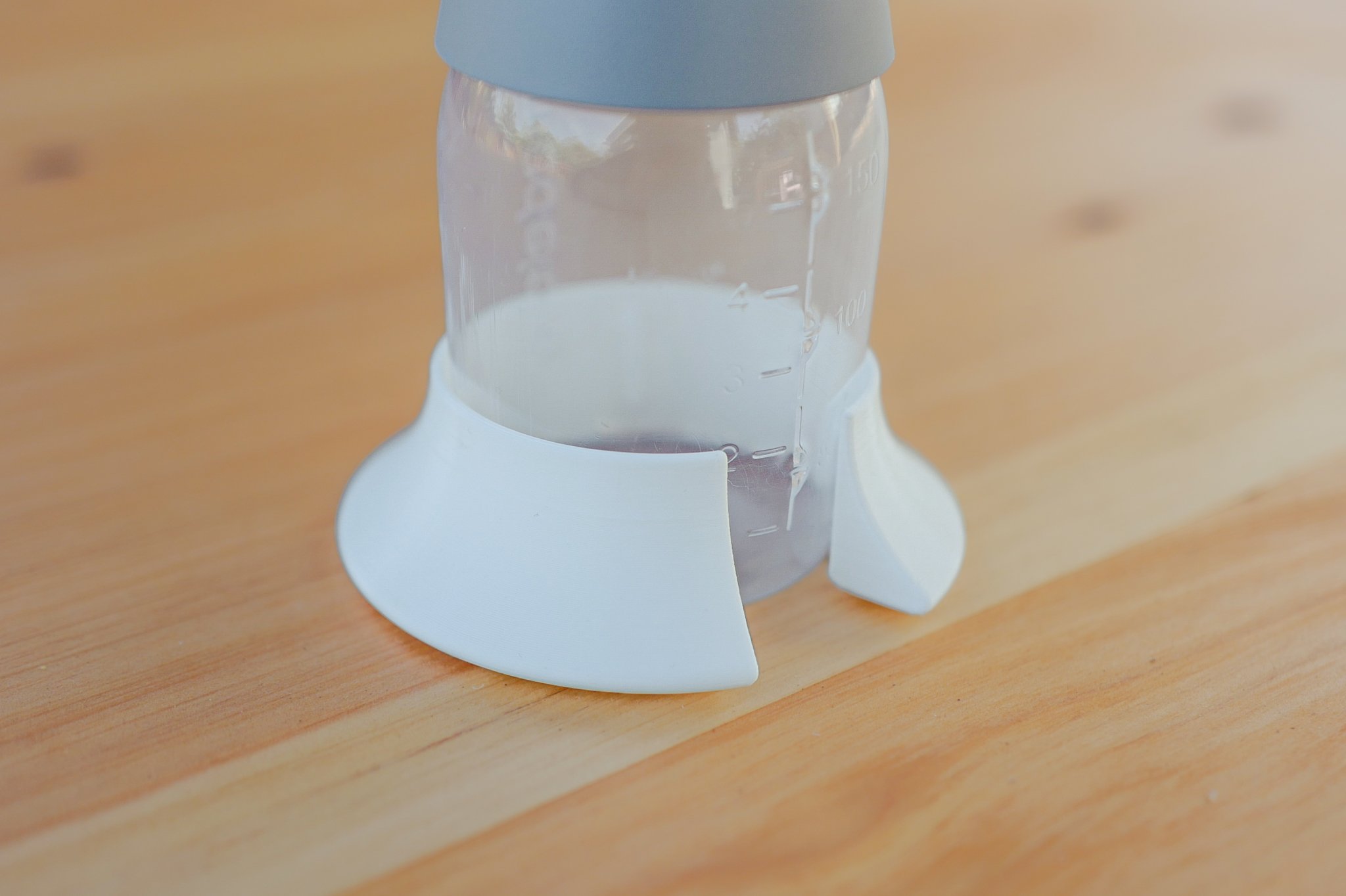 Giá đỡ bình sữa Medela chống đổ dễ dàng