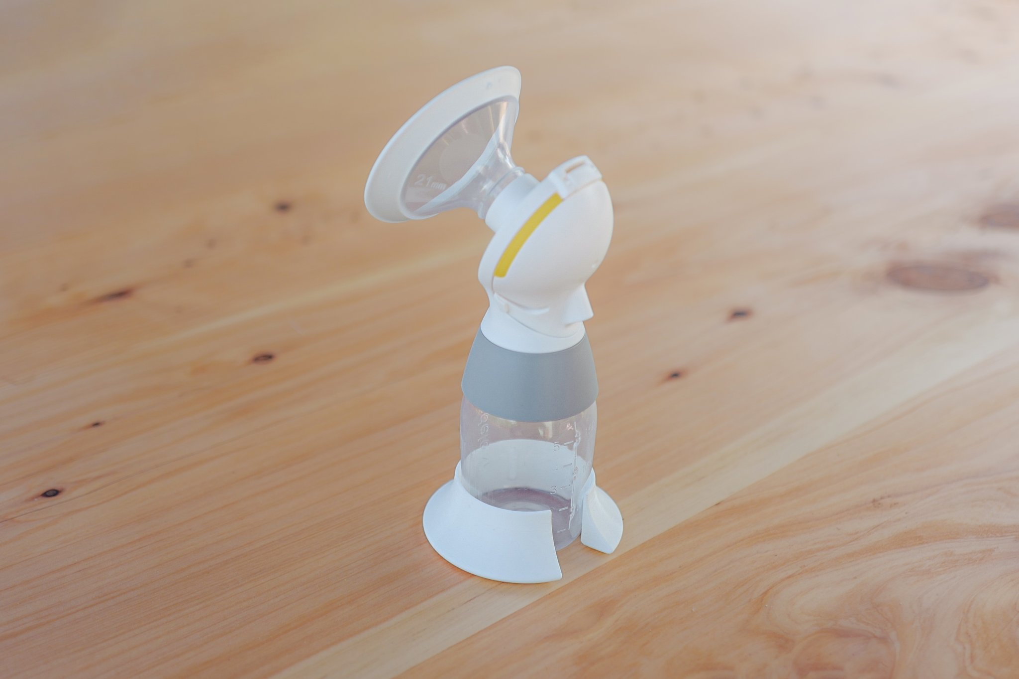 Giá đỡ bình sữa Medela chống đổ dễ dàng