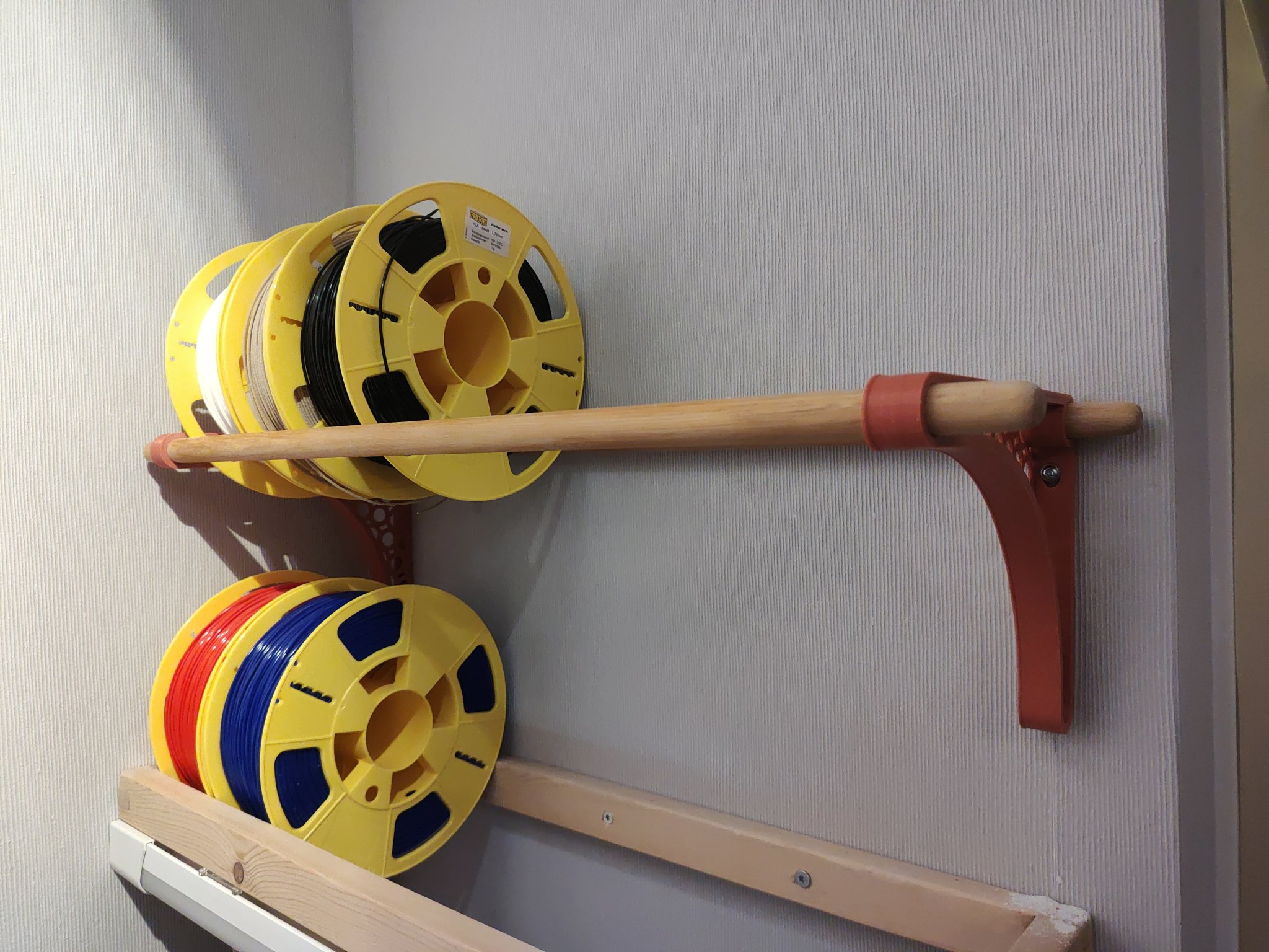 Giá đỡ cuộn filament với thanh gỗ