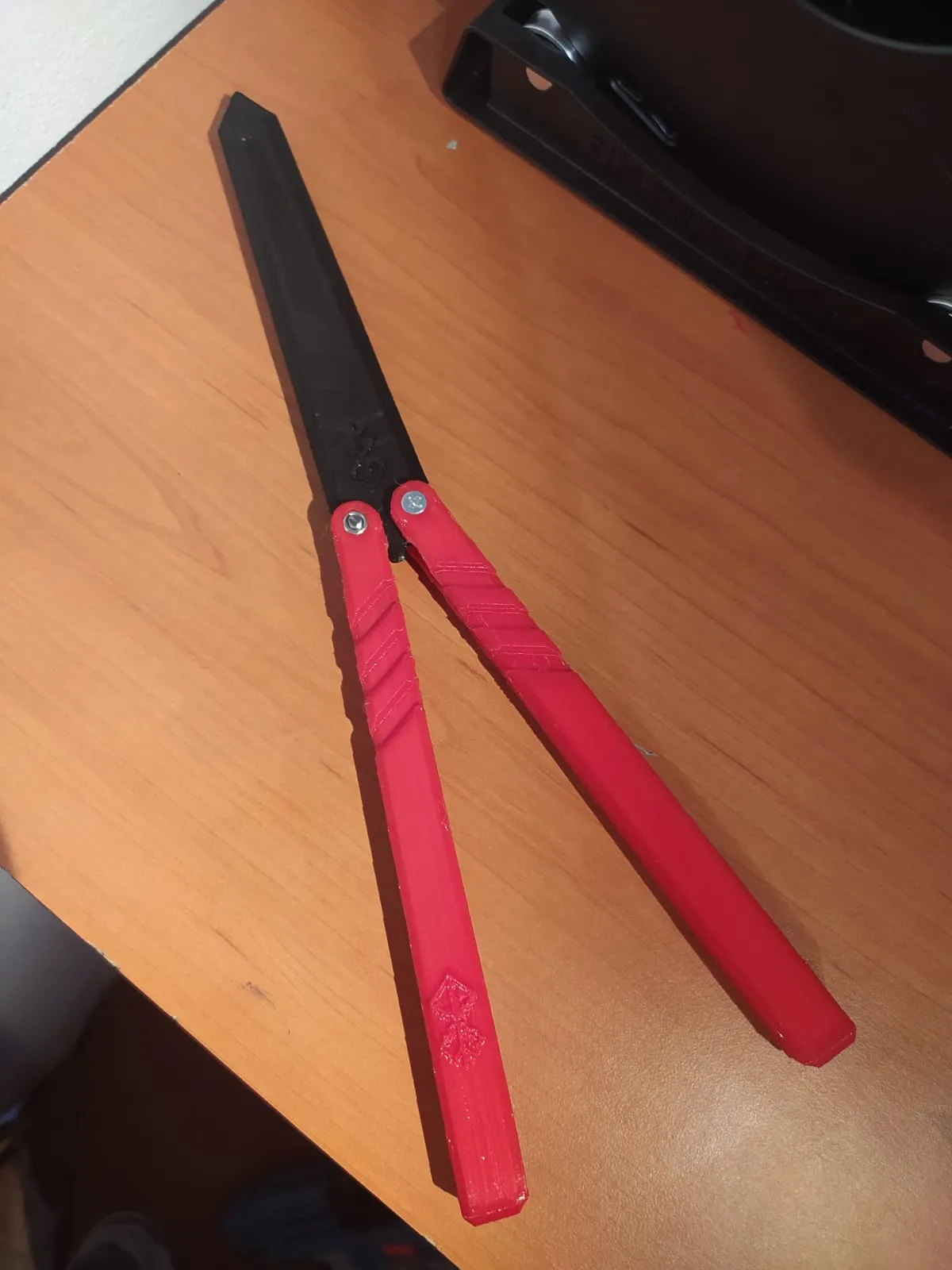 Dao bướm với biểu tượng Berserk và lưỡi Dragonslayer