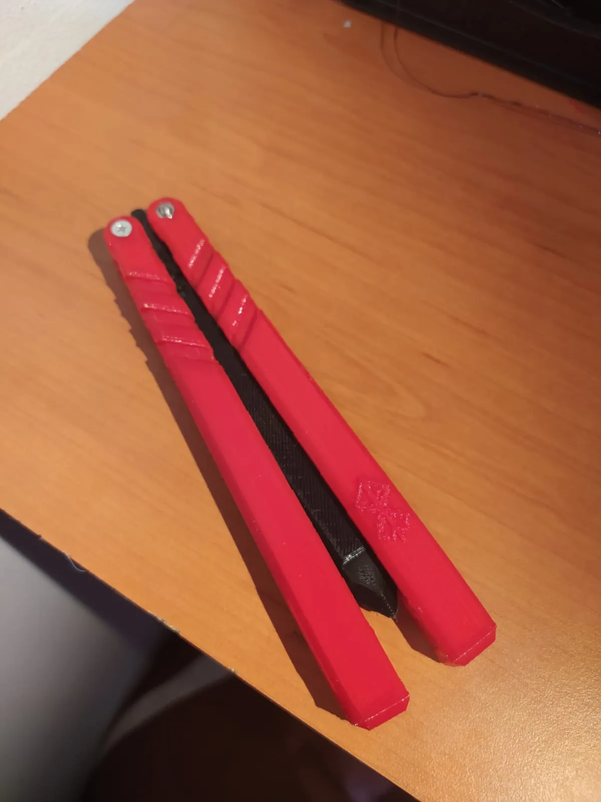 Dao bướm với biểu tượng Berserk và lưỡi Dragonslayer