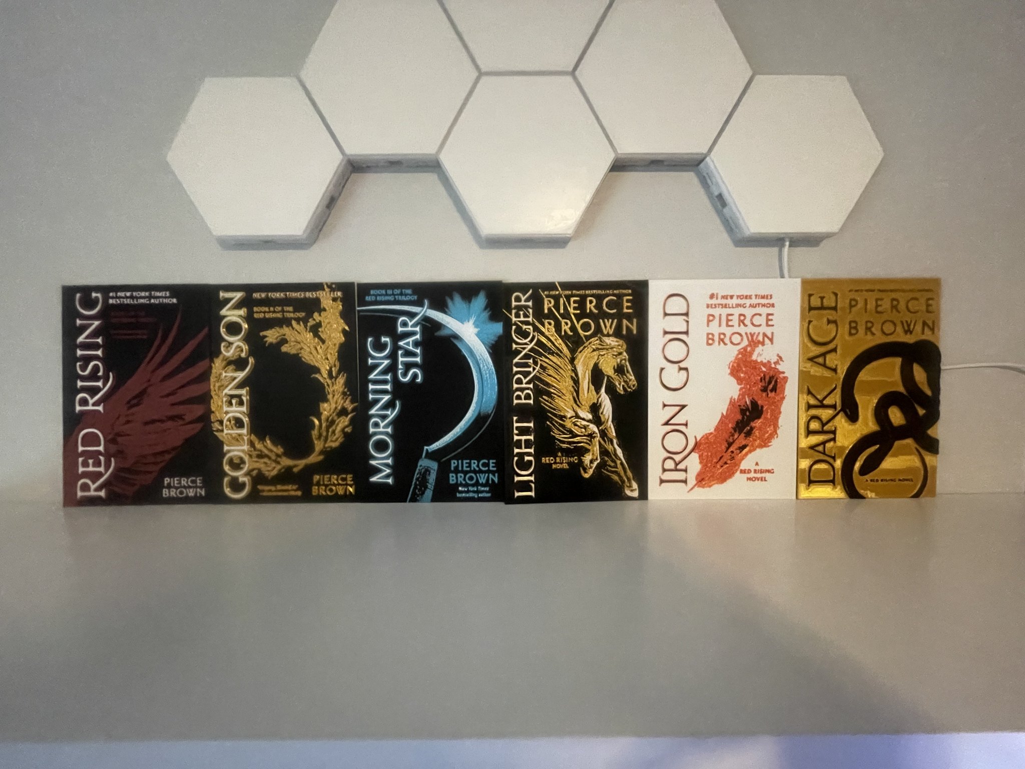 Bìa nghệ thuật Red Rising với thiết kế đa sắc 3D