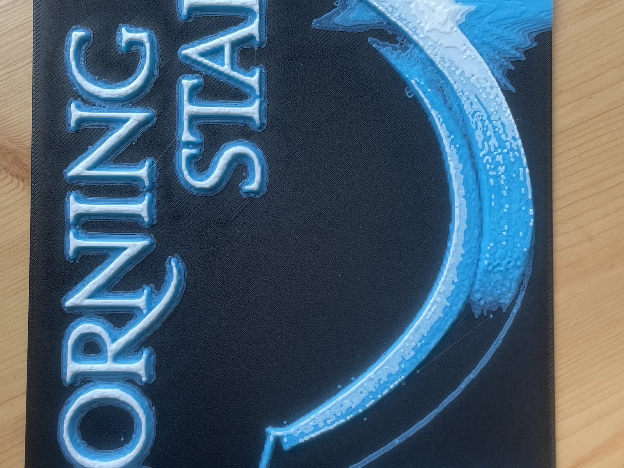 Bìa nghệ thuật Red Rising với thiết kế đa sắc 3D